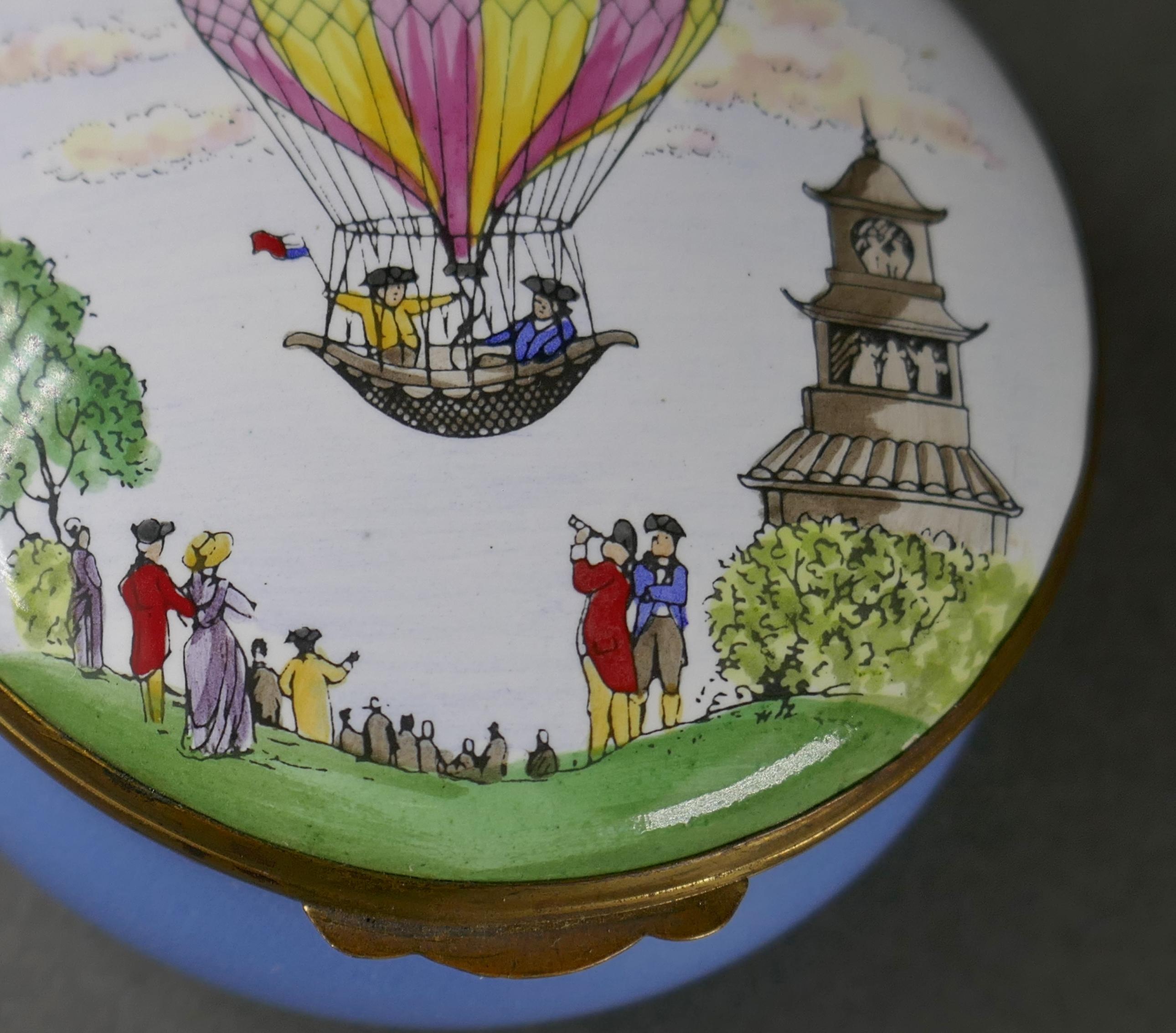 Émaillé Boîte en émail de Bilston Battersea, scène victorienne de montgolfière en vente