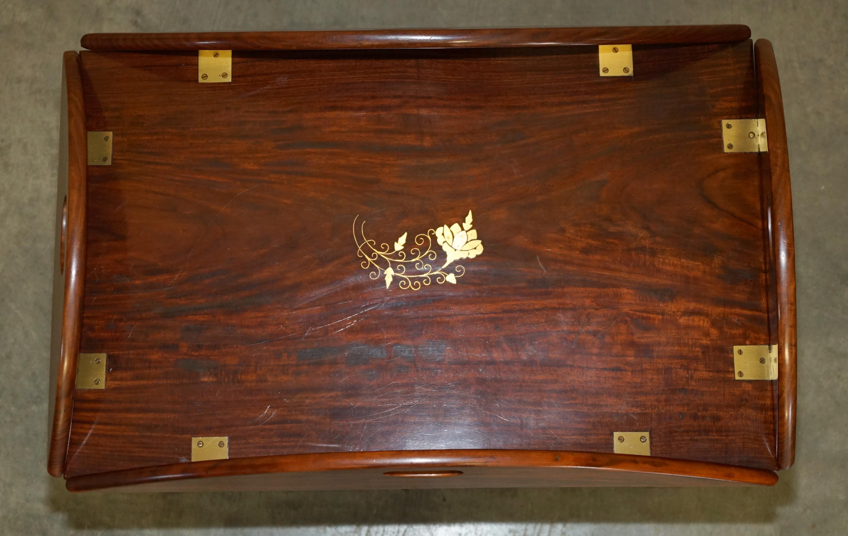 Anglais TABLE EN HARDWOOD & BRASS BUTLERS ENGLISH VINTAGE AVEC DES SIDES en vente