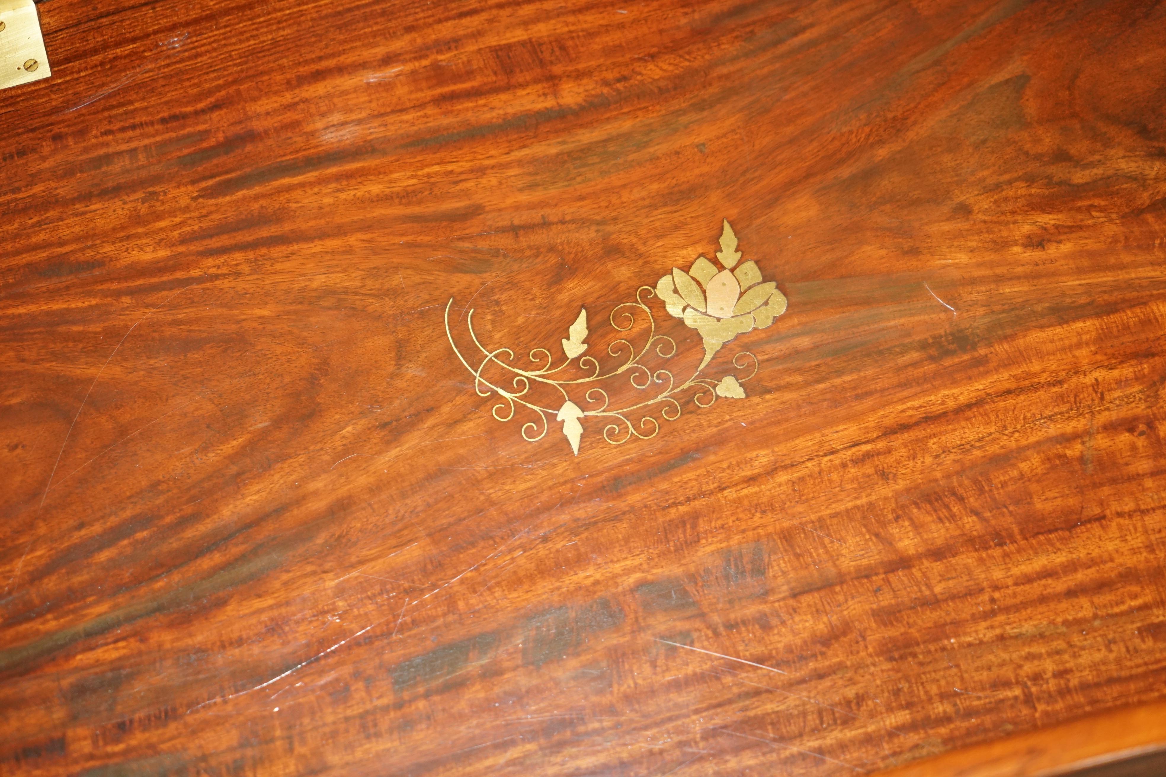 Fait main TABLE EN HARDWOOD & BRASS BUTLERS ENGLISH VINTAGE AVEC DES SIDES en vente