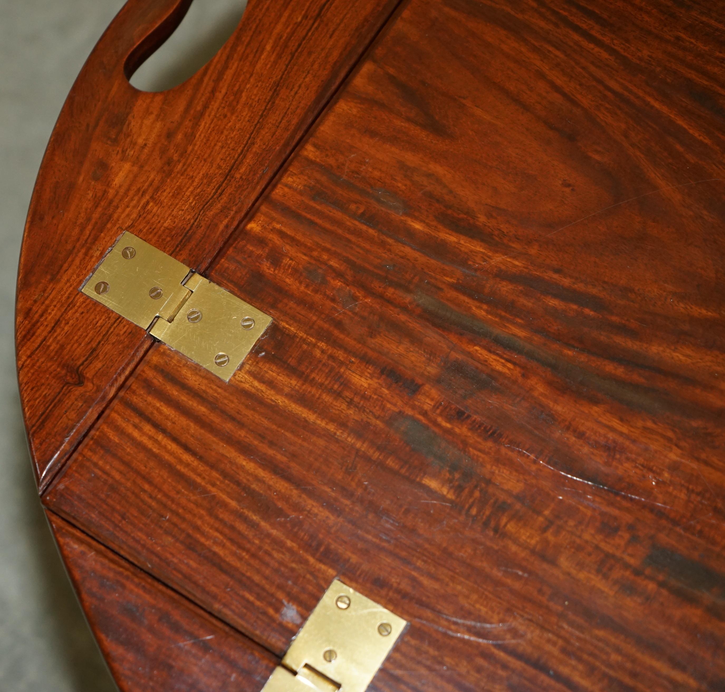 Laiton TABLE EN HARDWOOD & BRASS BUTLERS ENGLISH VINTAGE AVEC DES SIDES en vente