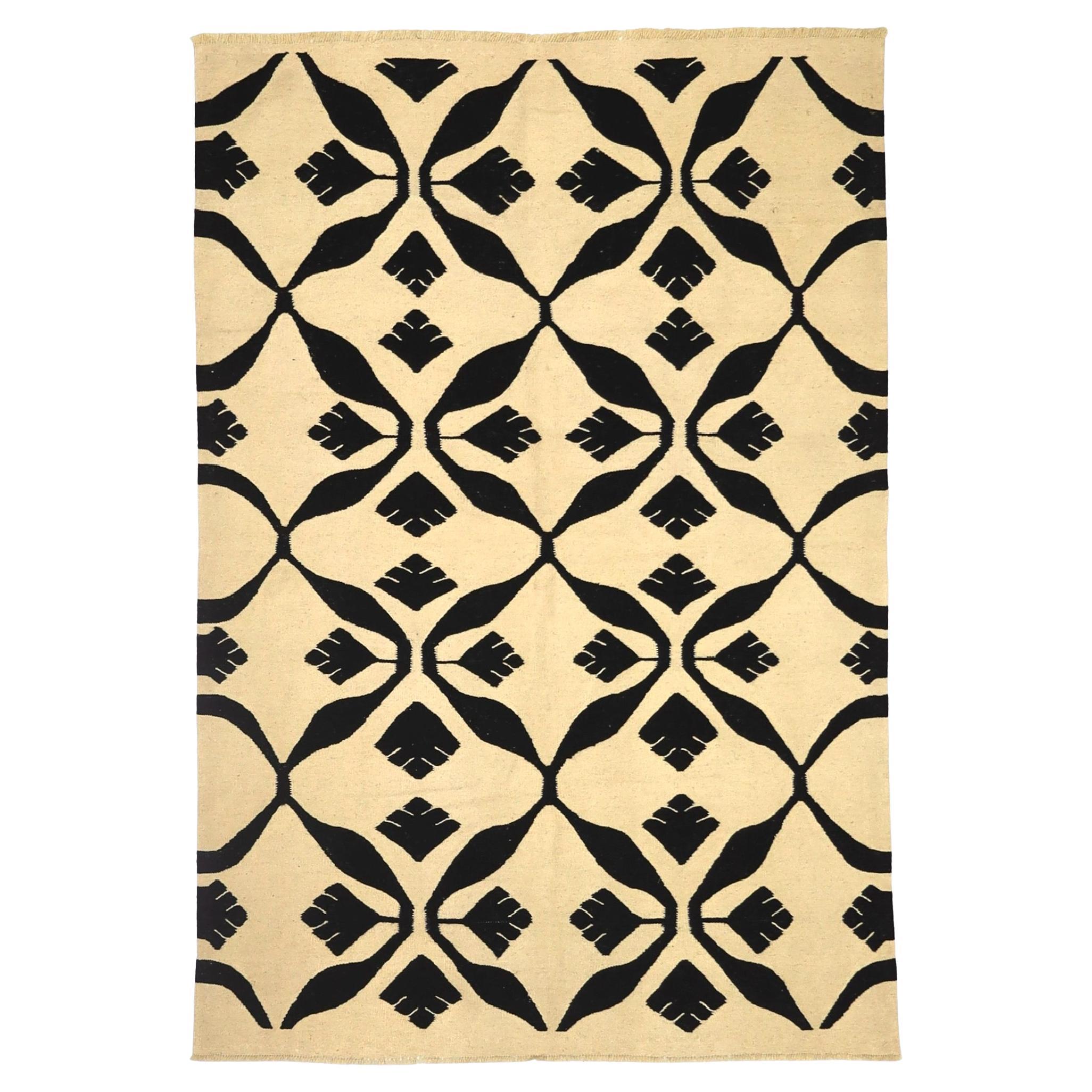 Fine Vintage European Kilim Rug 4'1" x 6’0"
