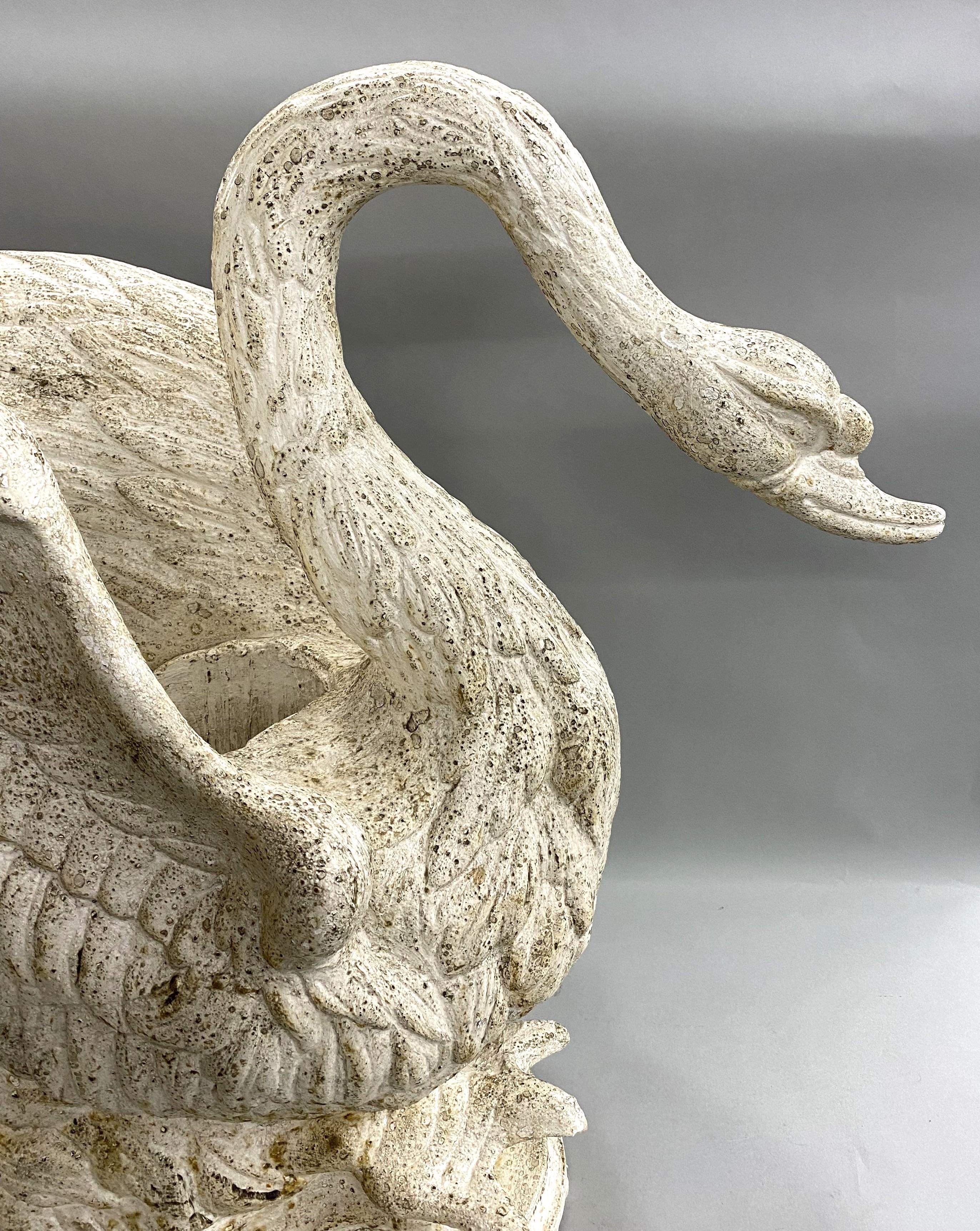 Un centre de table en bois vintage magnifiquement sculpté avec un centre sculpté et un cygne en peinture blanche.  sur une base ronde, datant du 20e siècle. Idéal pour une table centrale ou un grand buffet ! Très bon état général, avec de légères