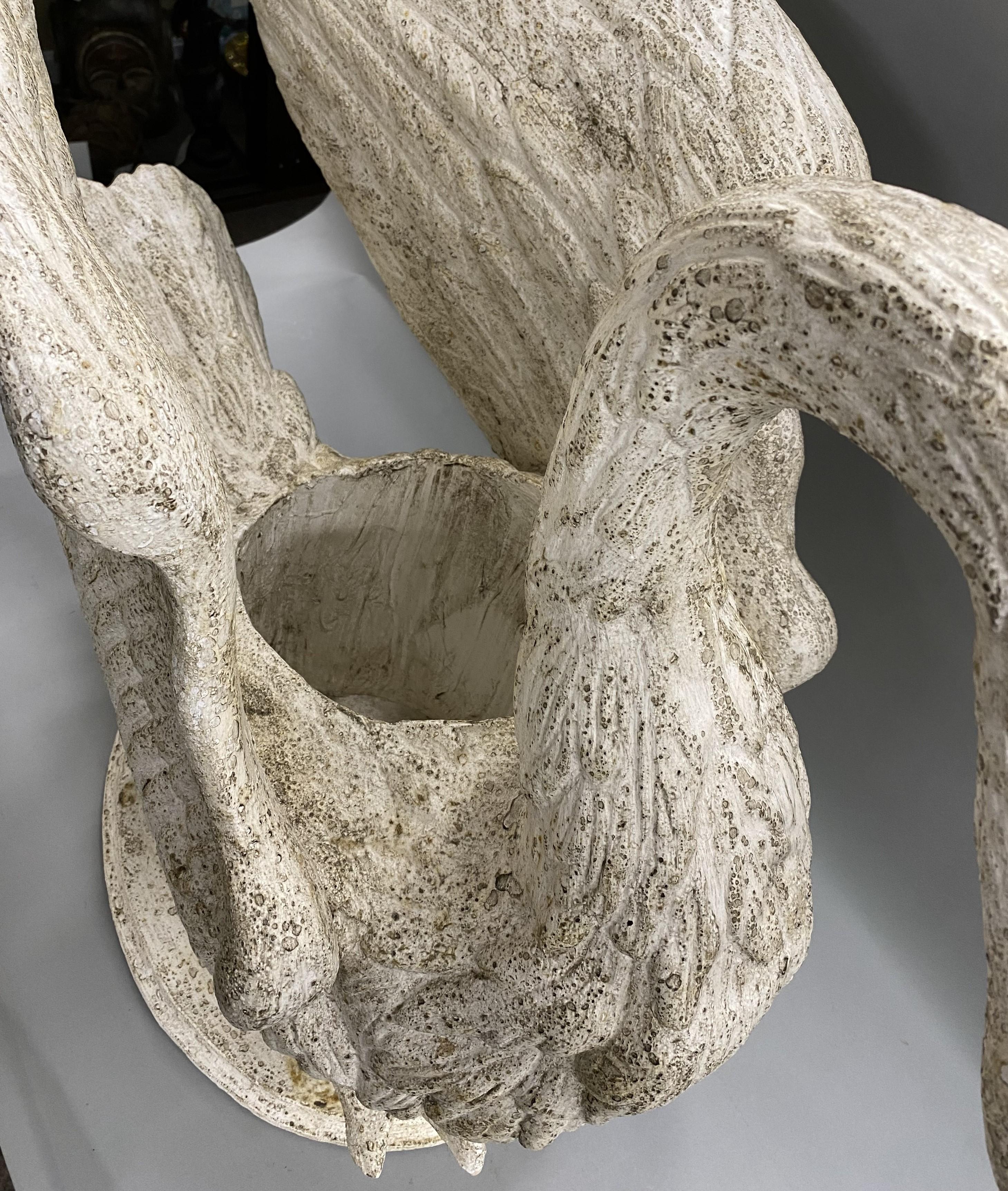 Américain Centre de table Swan en bois sculpté à la main et peint en blanc en vente
