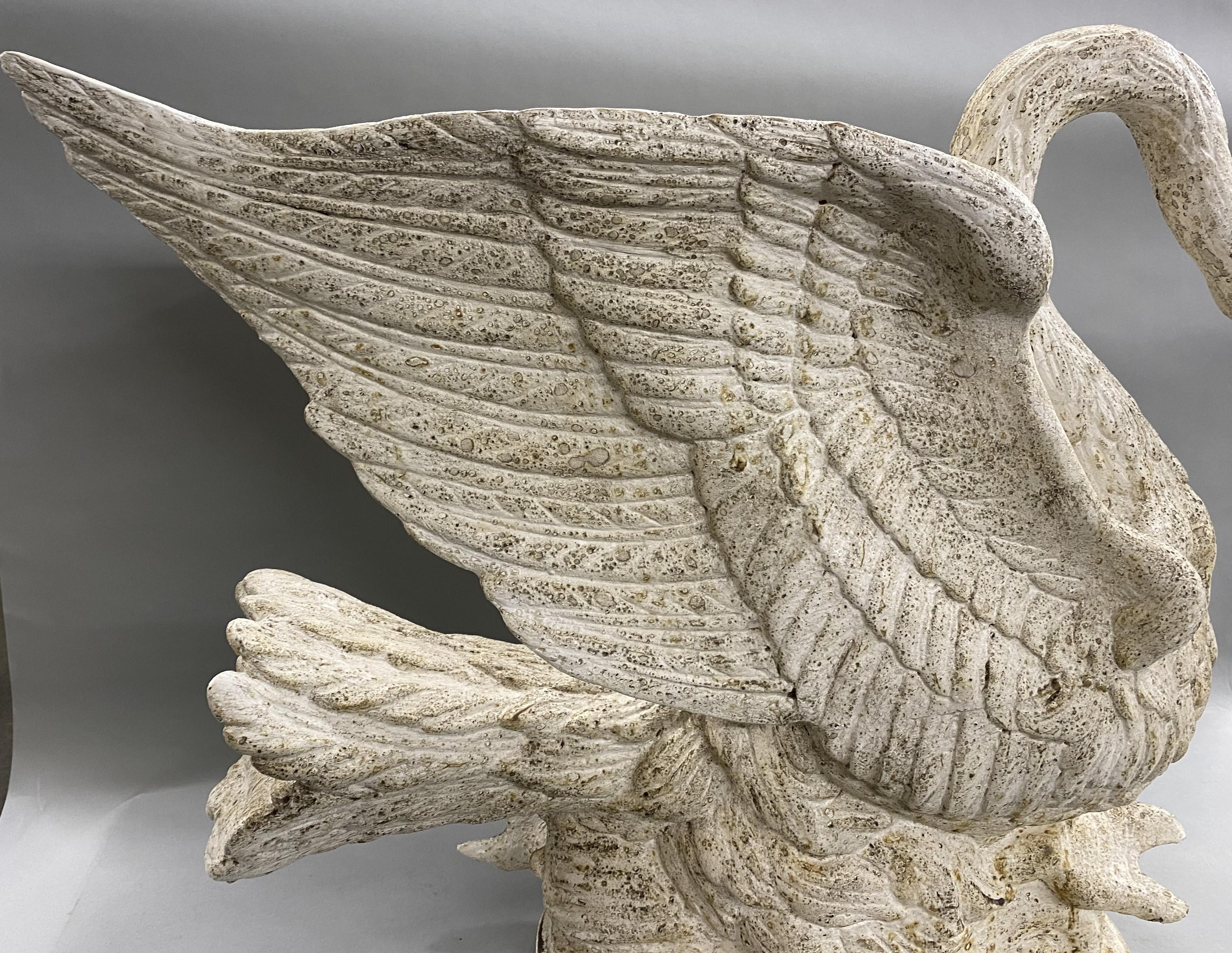 Sculpté à la main Centre de table Swan en bois sculpté à la main et peint en blanc en vente