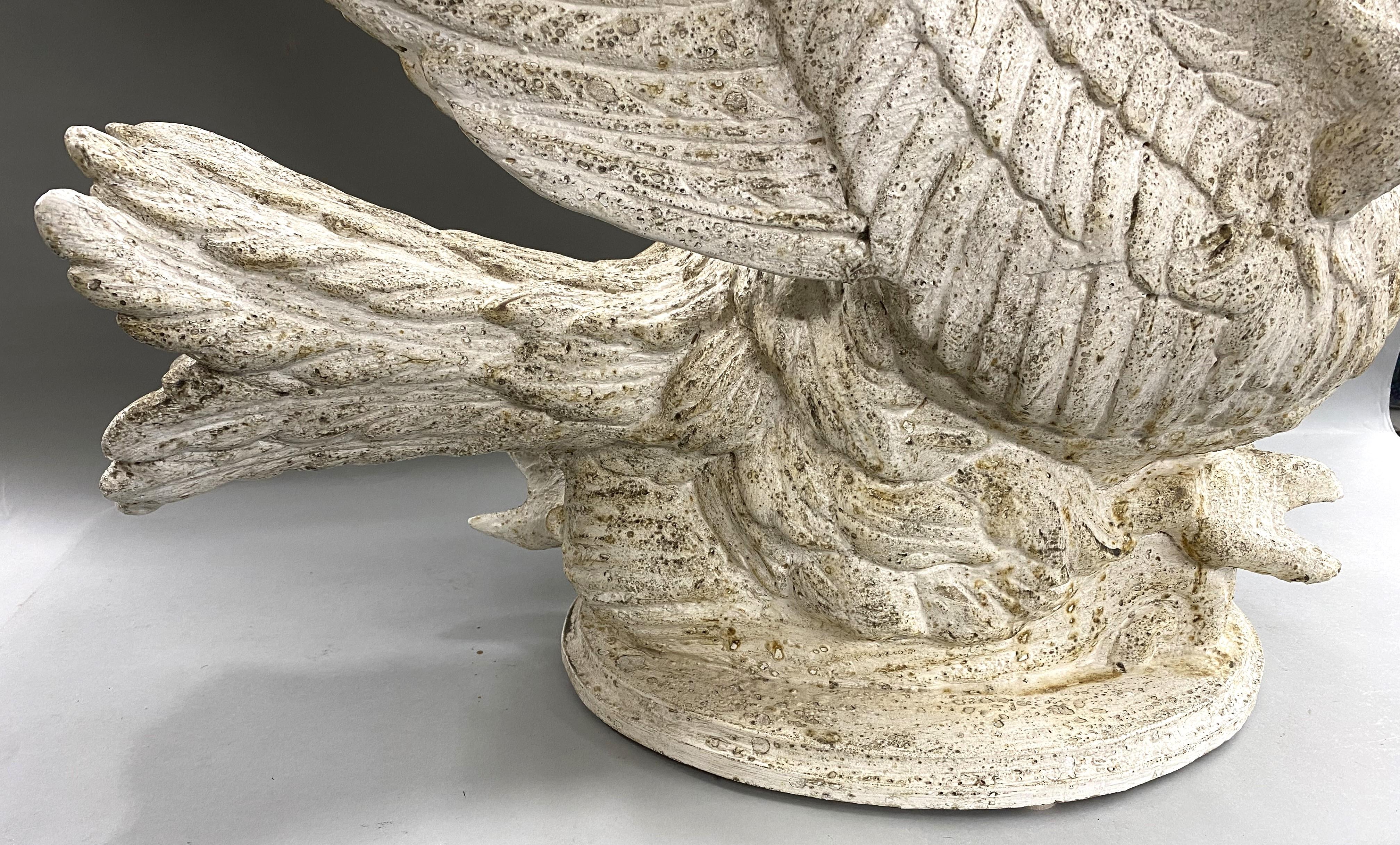 Centre de table Swan en bois sculpté à la main et peint en blanc Bon état - En vente à Milford, NH