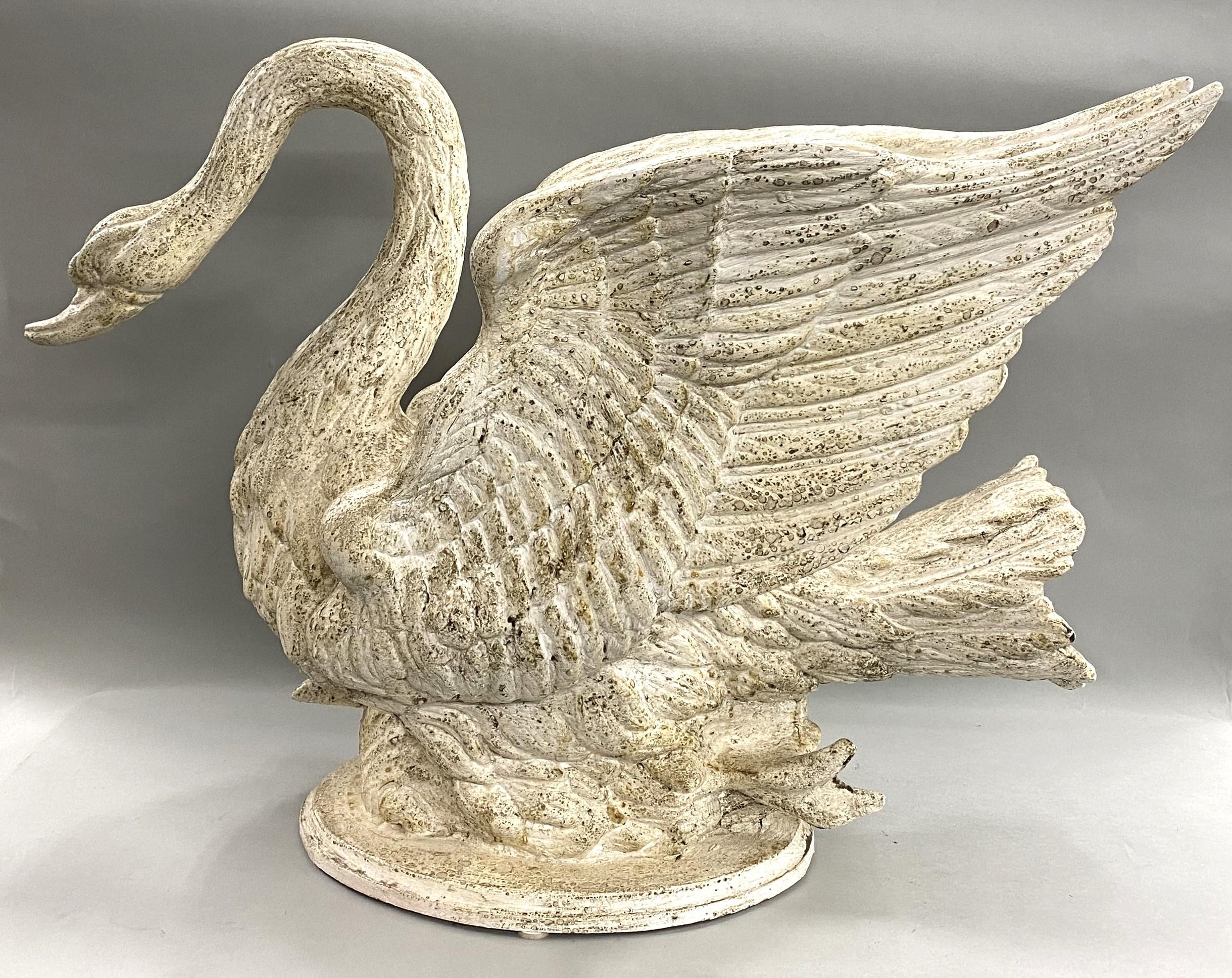 Bois Centre de table Swan en bois sculpté à la main et peint en blanc en vente