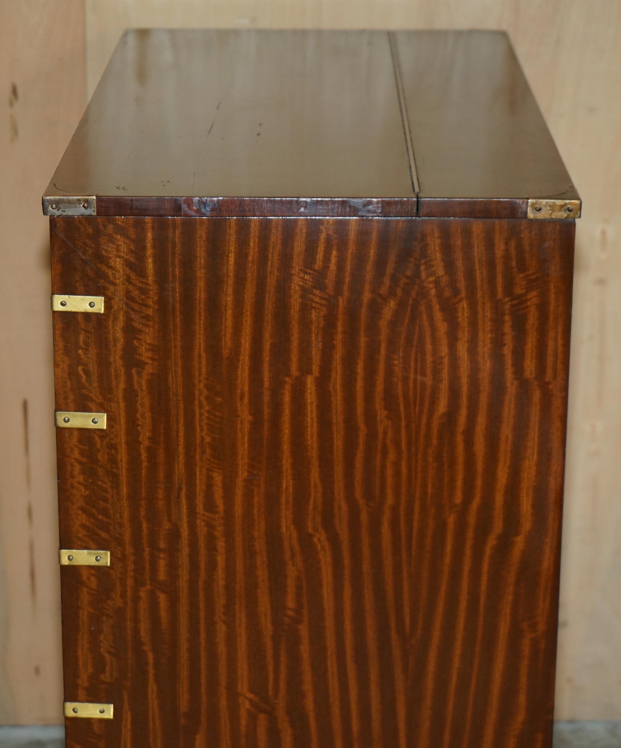 FINE CASSETTIERA MILITARE D'EPOCA IN OTTONE E PELLE OXBLOOD, d'epoca, con cassettiera in ottone e pelle. in vendita 4