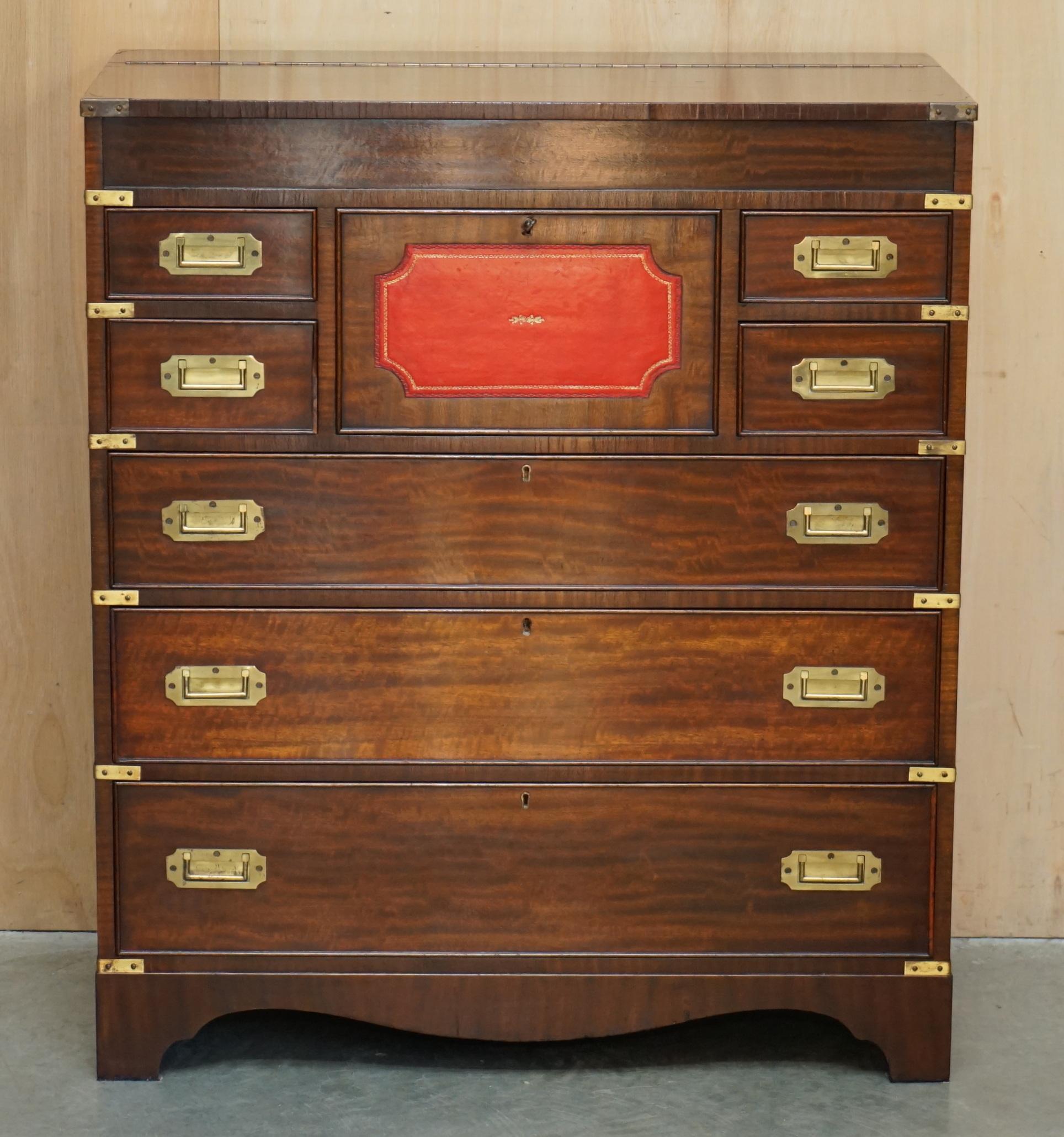 Casa Reale Antiquariato

The Royal House Antiques è lieta di offrire in vendita questa deliziosa cassettiera da campagna militare della metà del secolo scorso, circa 1960, in mogano, con finiture in ottone inglese e scrivania in pelle color sangue