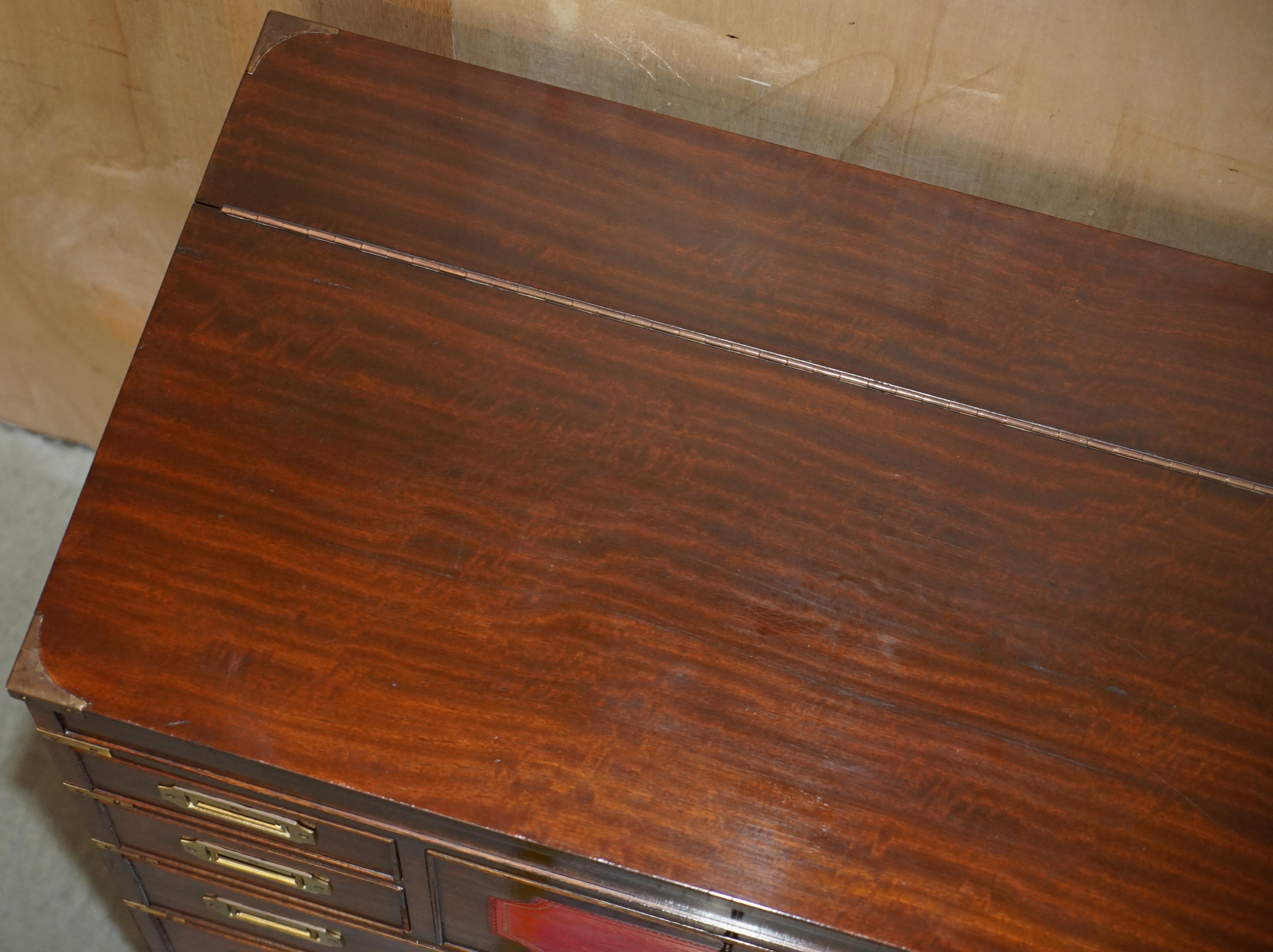 Inglese FINE CASSETTIERA MILITARE D'EPOCA IN OTTONE E PELLE OXBLOOD, d'epoca, con cassettiera in ottone e pelle. in vendita