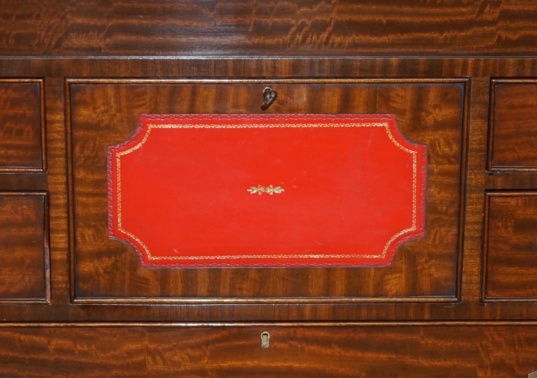 FINE CASSETTIERA MILITARE D'EPOCA IN OTTONE E PELLE OXBLOOD, d'epoca, con cassettiera in ottone e pelle. In condizioni buone in vendita a West Sussex, Pulborough
