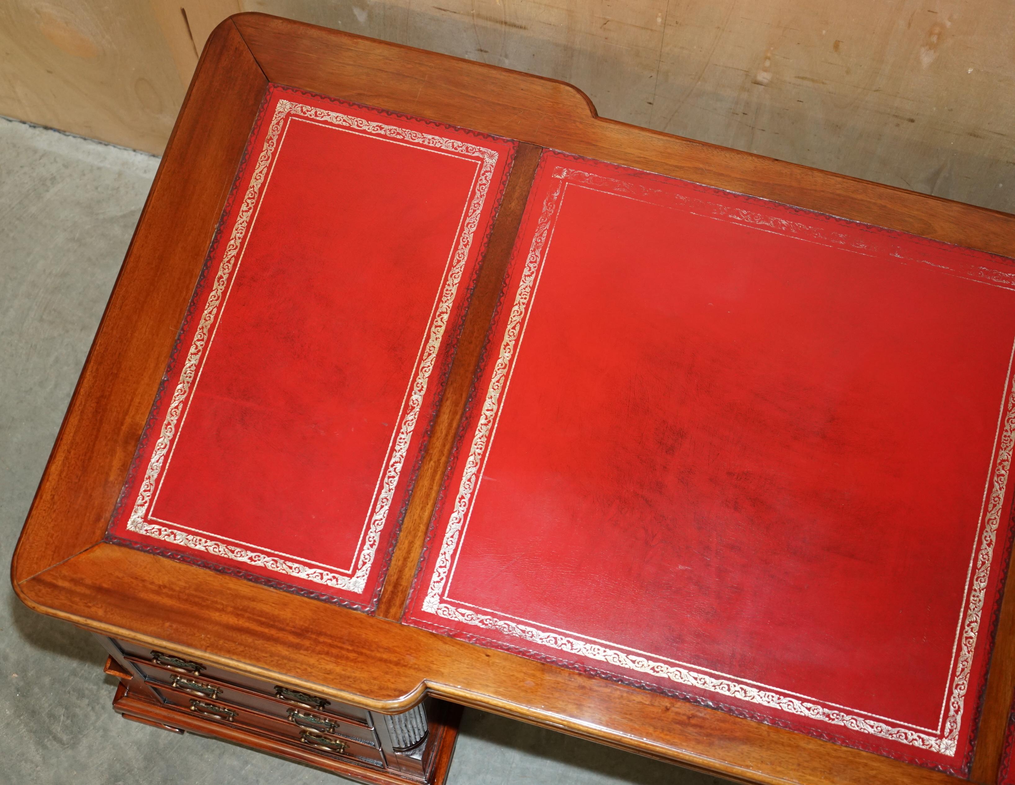 FINE ViNTAGE HARDWOOD & OXBLOOD LEATHER DOUBLE SIDED TWIN PEDESTAL PARTNER DESK en vente 2