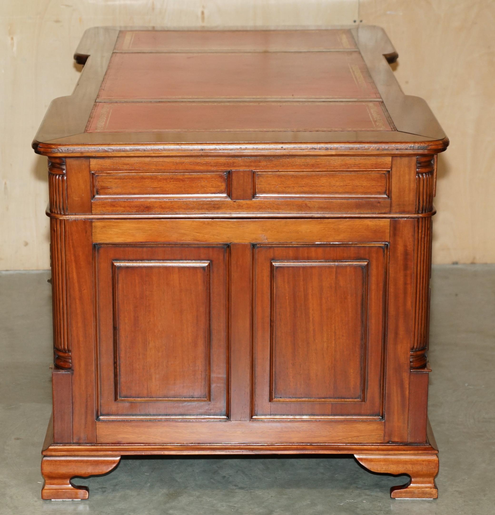 FINE ViNTAGE HARDWOOD & OXBLOOD LEATHER DOUBLE SIDED TWIN PEDESTAL PARTNER DESK en vente 4