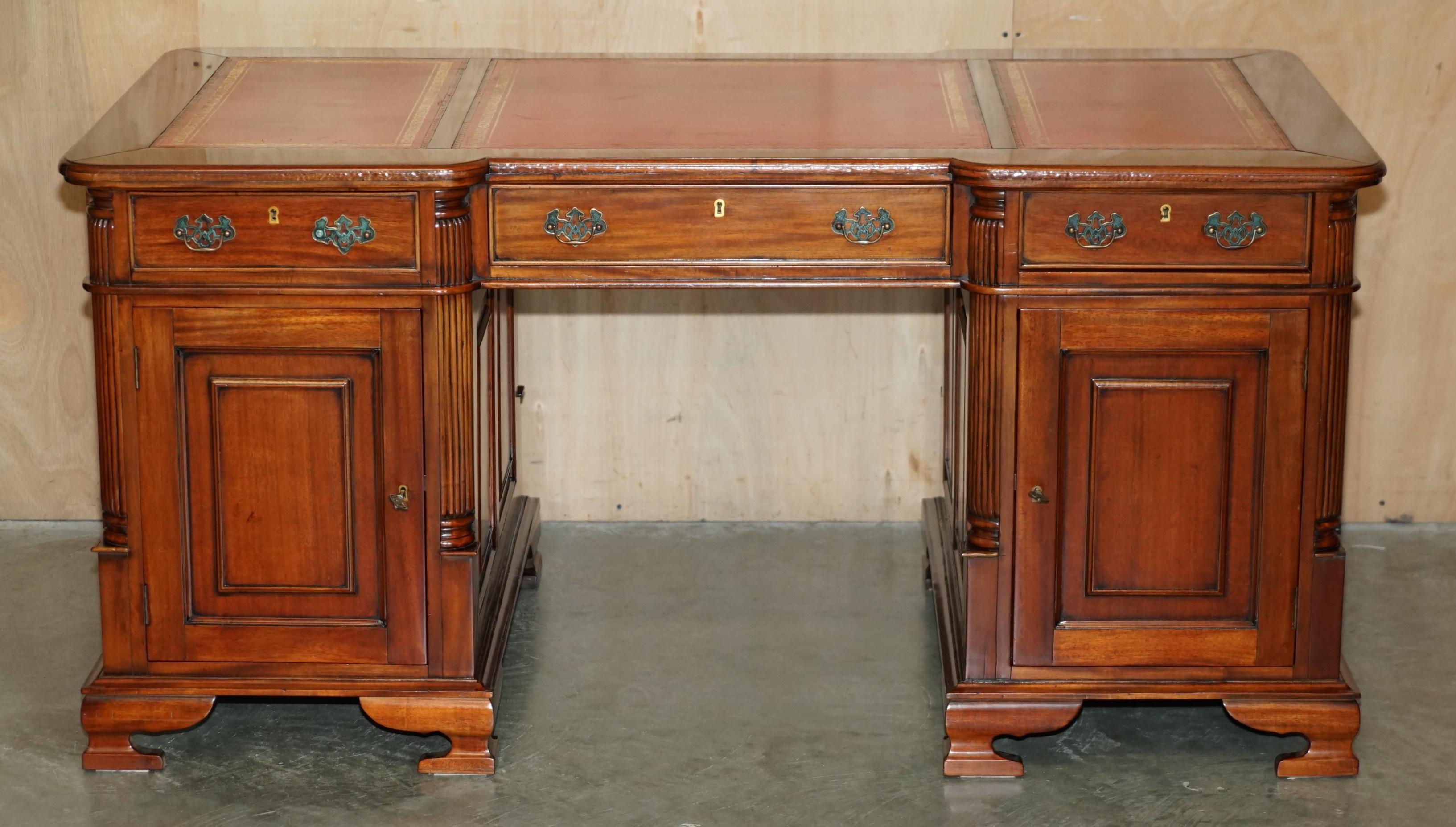FINE ViNTAGE HARDWOOD & OXBLOOD LEATHER DOUBLE SIDED TWIN PEDESTAL PARTNER DESK en vente 5
