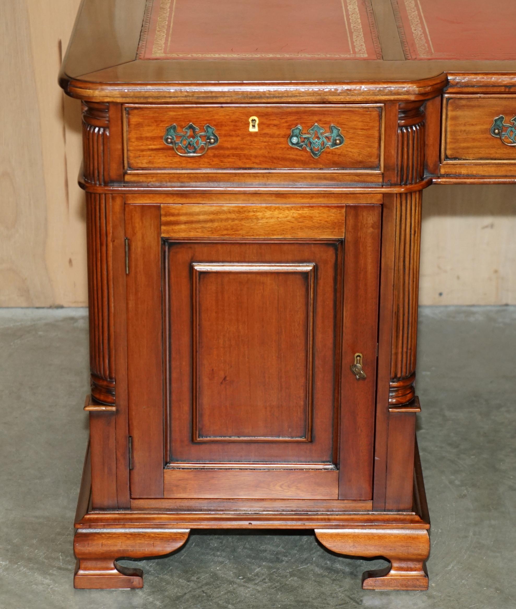 FINE ViNTAGE HARDWOOD & OXBLOOD LEATHER DOUBLE SIDED TWIN PEDESTAL PARTNER DESK en vente 6
