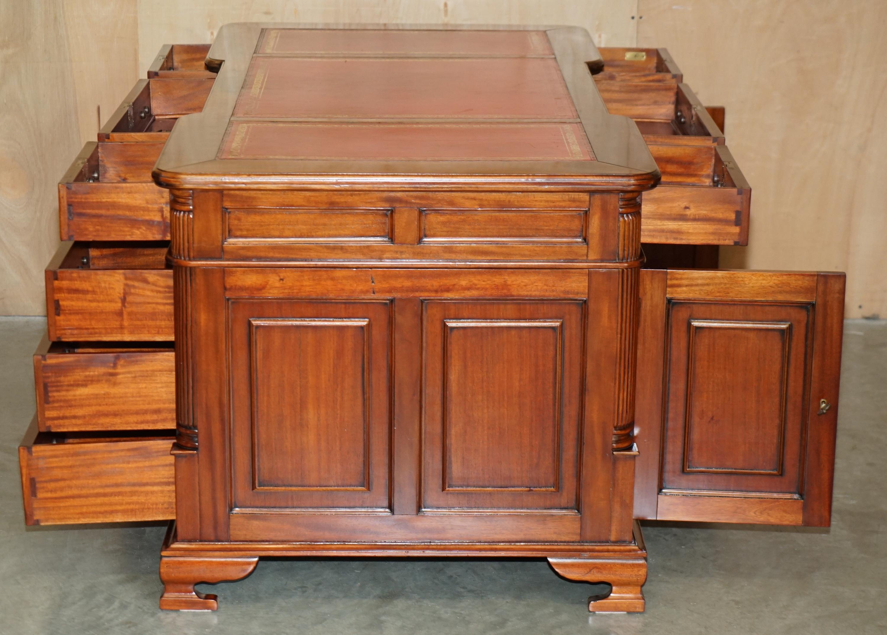 FINE ViNTAGE HARDWOOD & OXBLOOD LEATHER DOUBLE SIDED TWIN PEDESTAL PARTNER DESK en vente 7