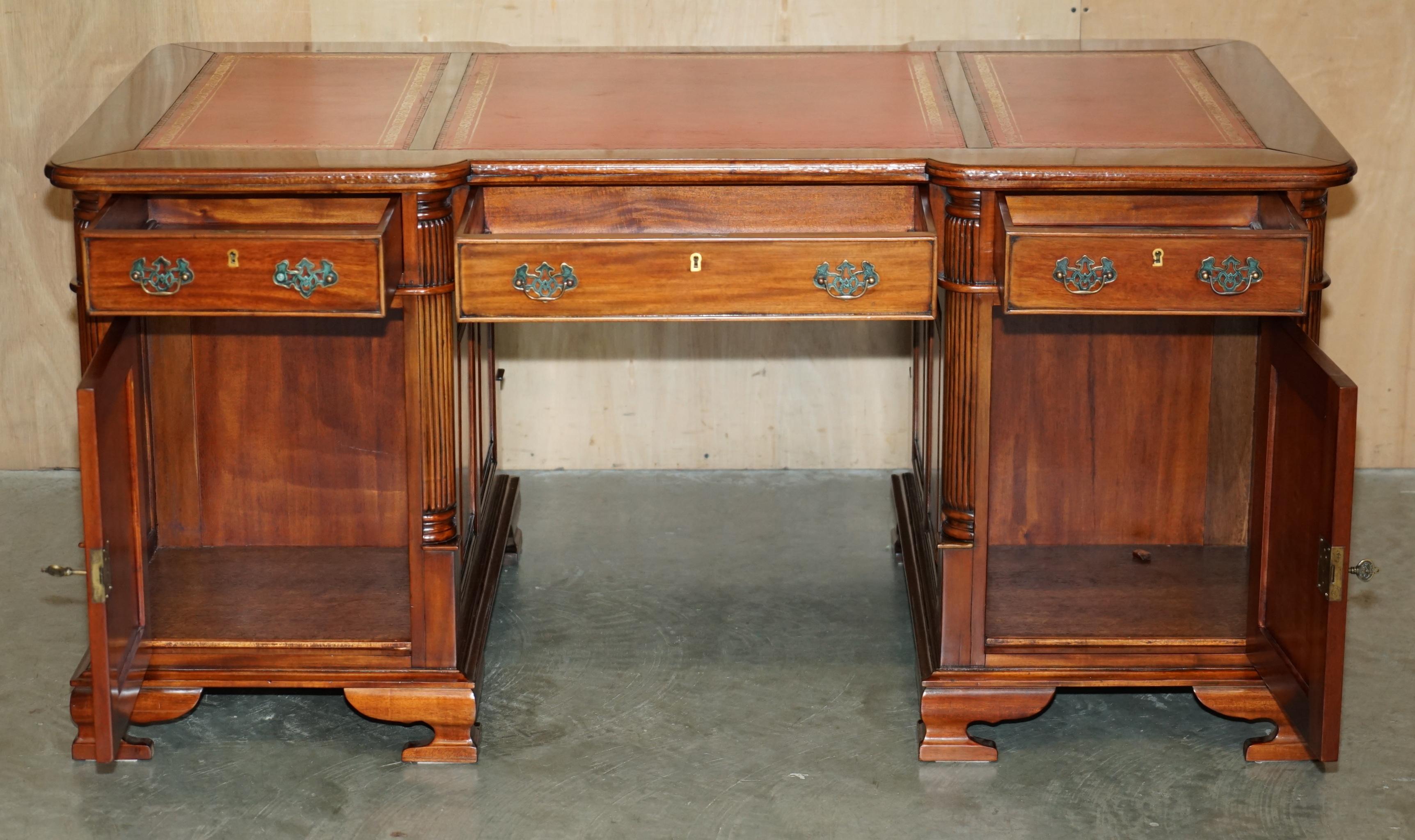FINE ViNTAGE HARDWOOD & OXBLOOD LEATHER DOUBLE SIDED TWIN PEDESTAL PARTNER DESK en vente 8