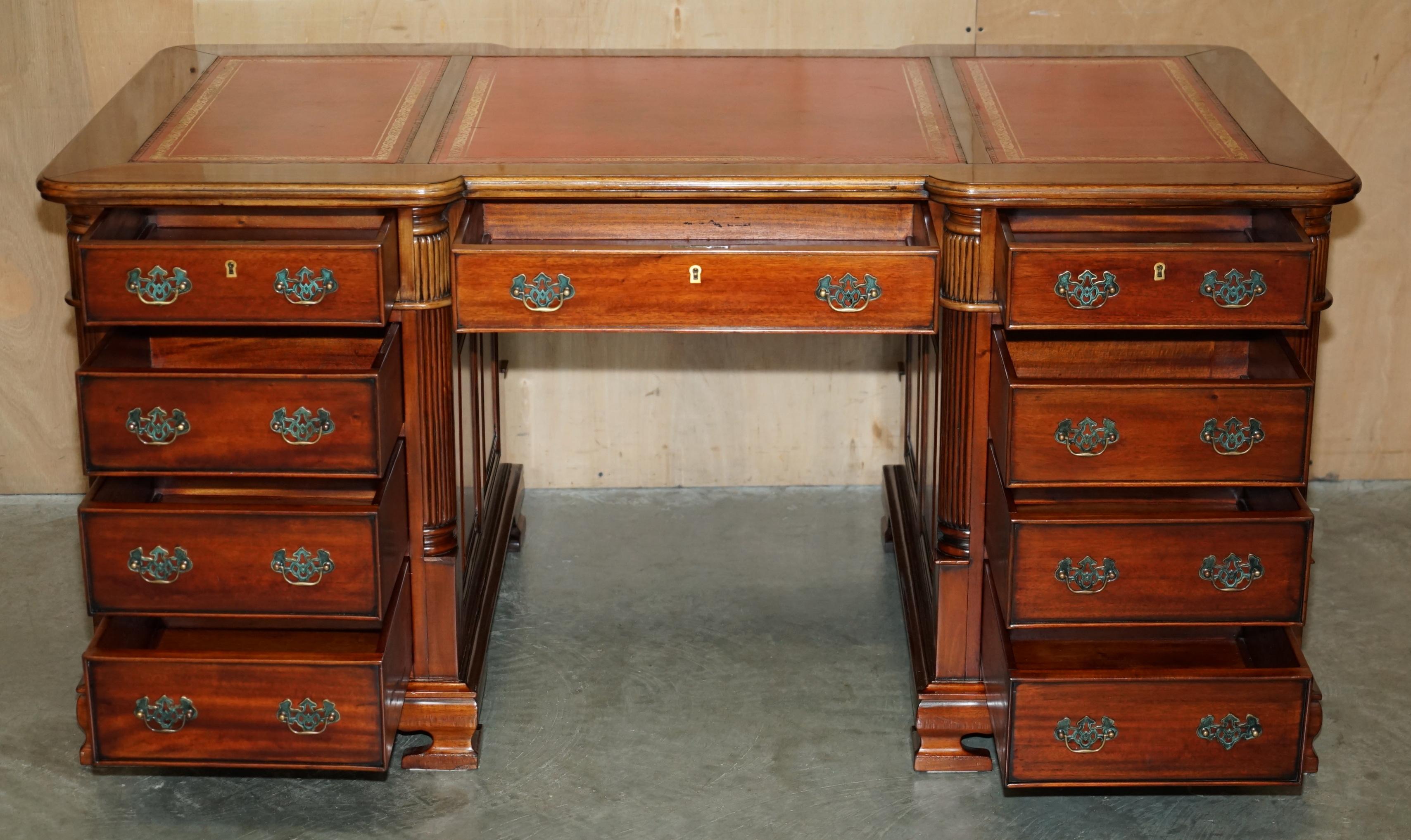 FINE ViNTAGE HARDWOOD & OXBLOOD LEATHER DOUBLE SIDED TWIN PEDESTAL PARTNER DESK en vente 10