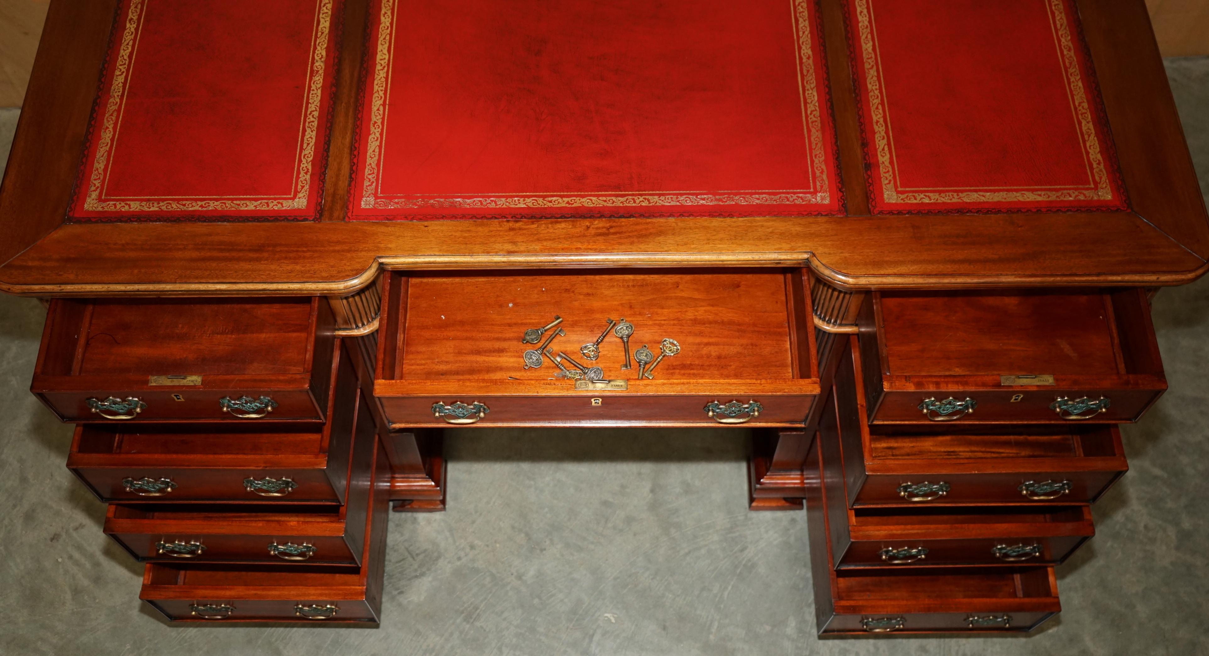 FINE ViNTAGE HARDWOOD & OXBLOOD LEATHER DOUBLE SIDED TWIN PEDESTAL PARTNER DESK en vente 11