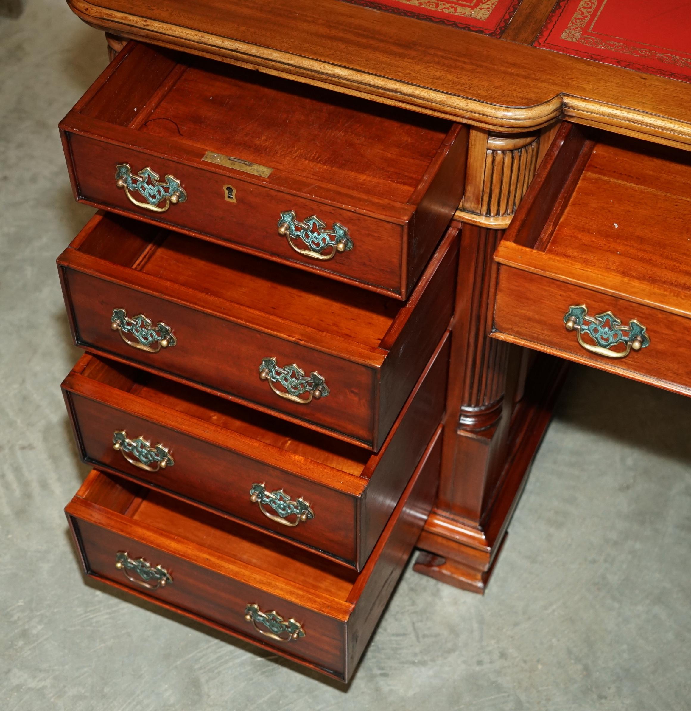 FINE ViNTAGE HARDWOOD & OXBLOOD LEATHER DOUBLE SIDED TWIN PEDESTAL PARTNER DESK en vente 12
