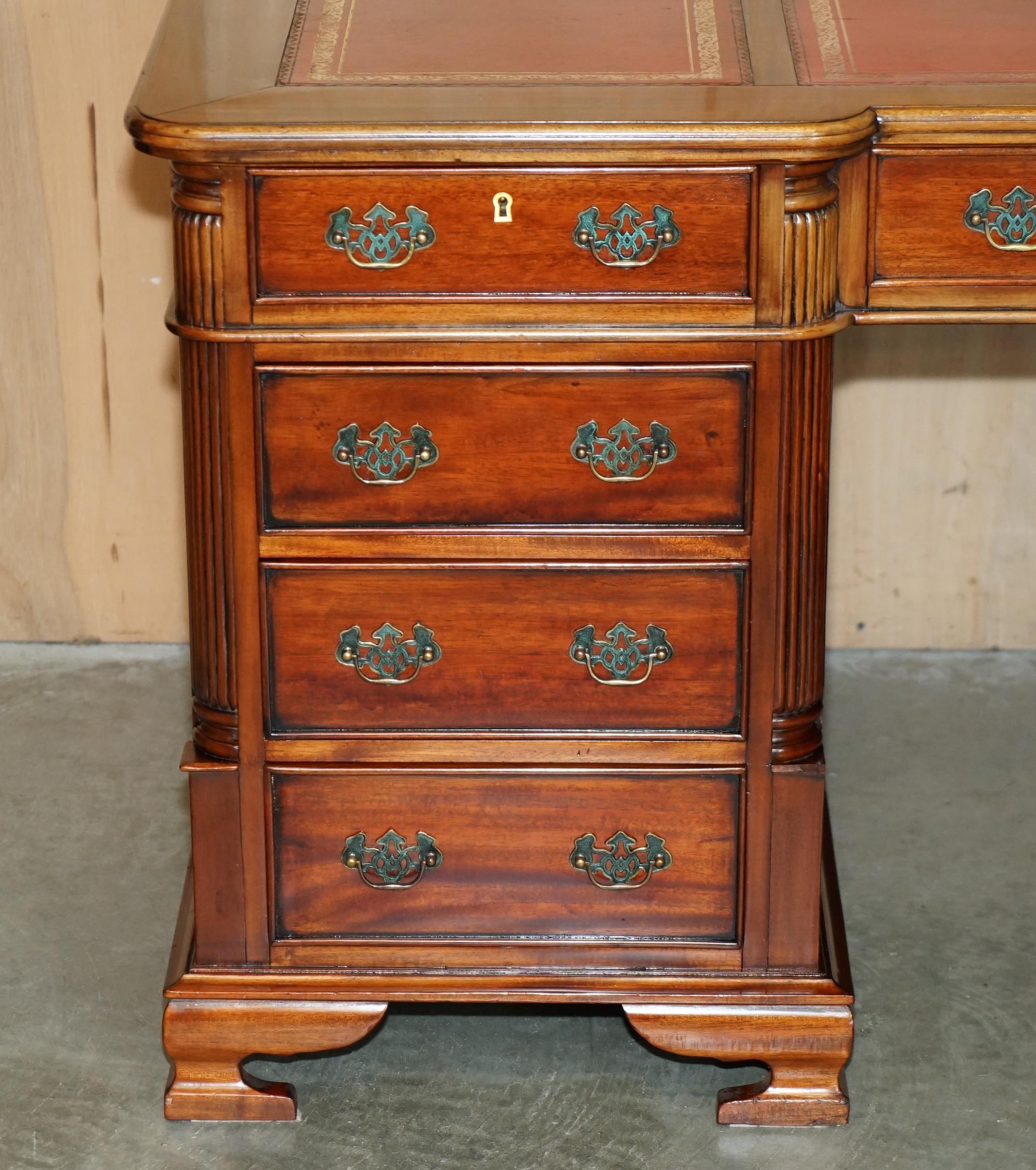 Anglais FINE ViNTAGE HARDWOOD & OXBLOOD LEATHER DOUBLE SIDED TWIN PEDESTAL PARTNER DESK en vente