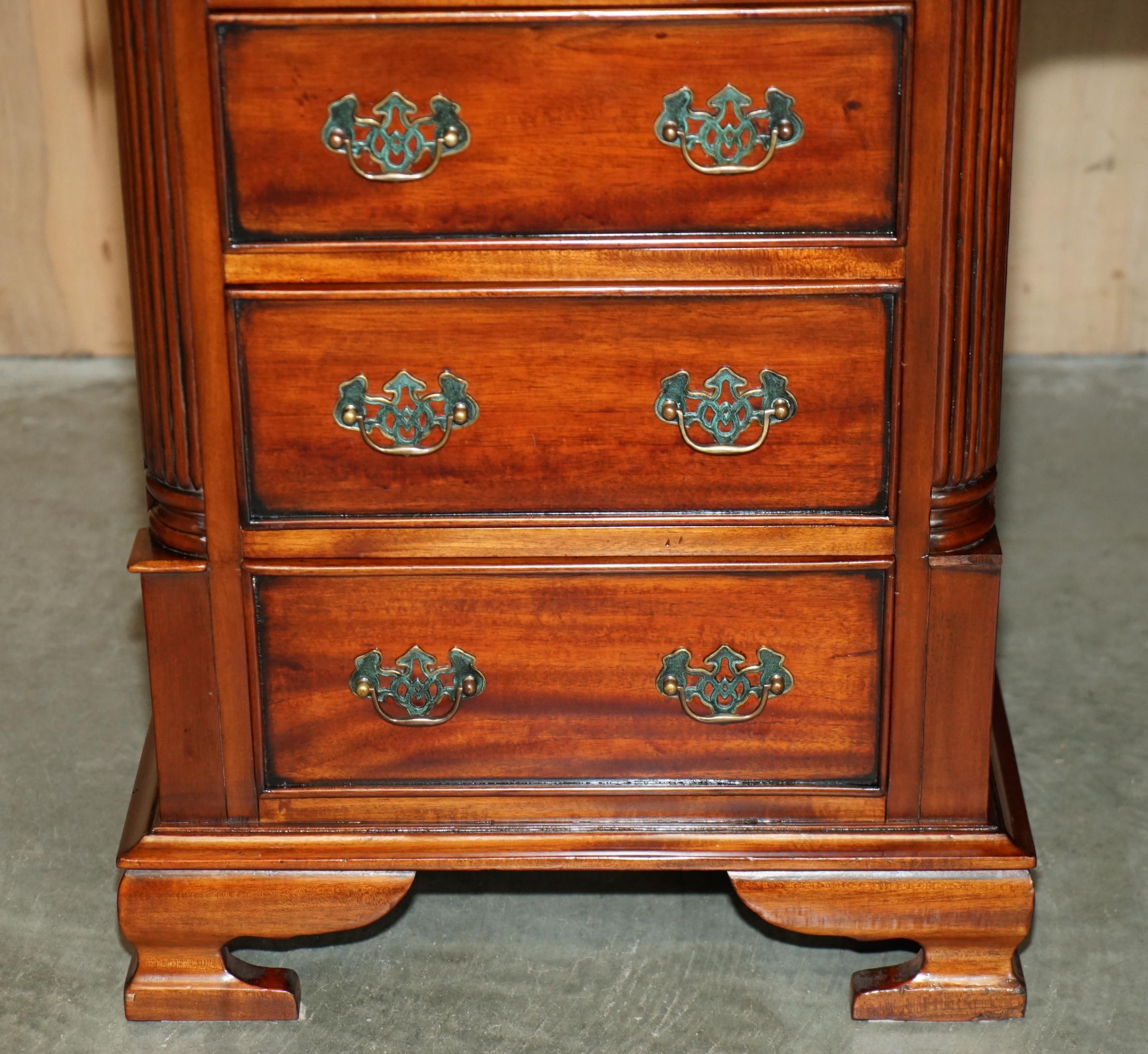 Fait main FINE ViNTAGE HARDWOOD & OXBLOOD LEATHER DOUBLE SIDED TWIN PEDESTAL PARTNER DESK en vente