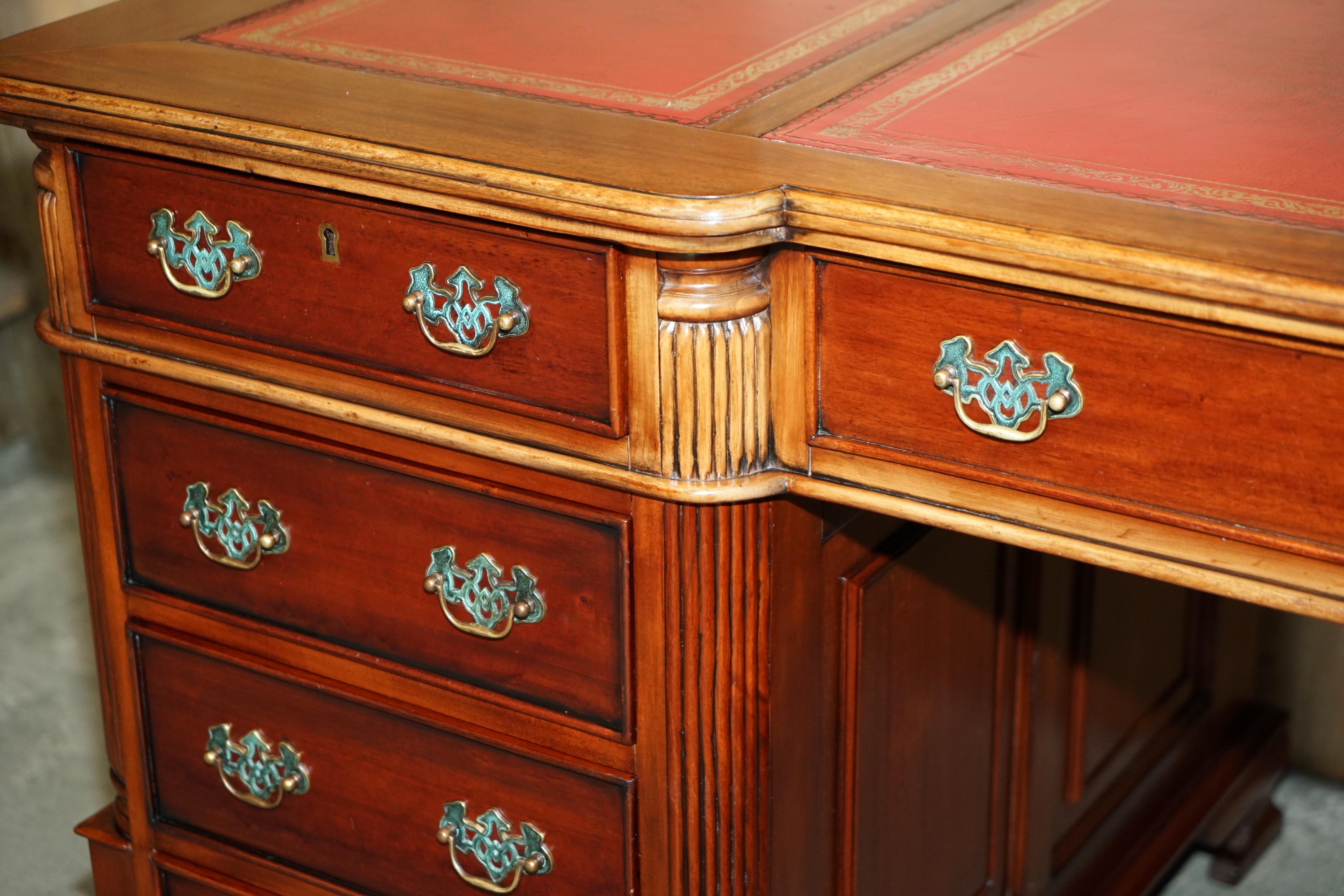 20ième siècle FINE ViNTAGE HARDWOOD & OXBLOOD LEATHER DOUBLE SIDED TWIN PEDESTAL PARTNER DESK en vente