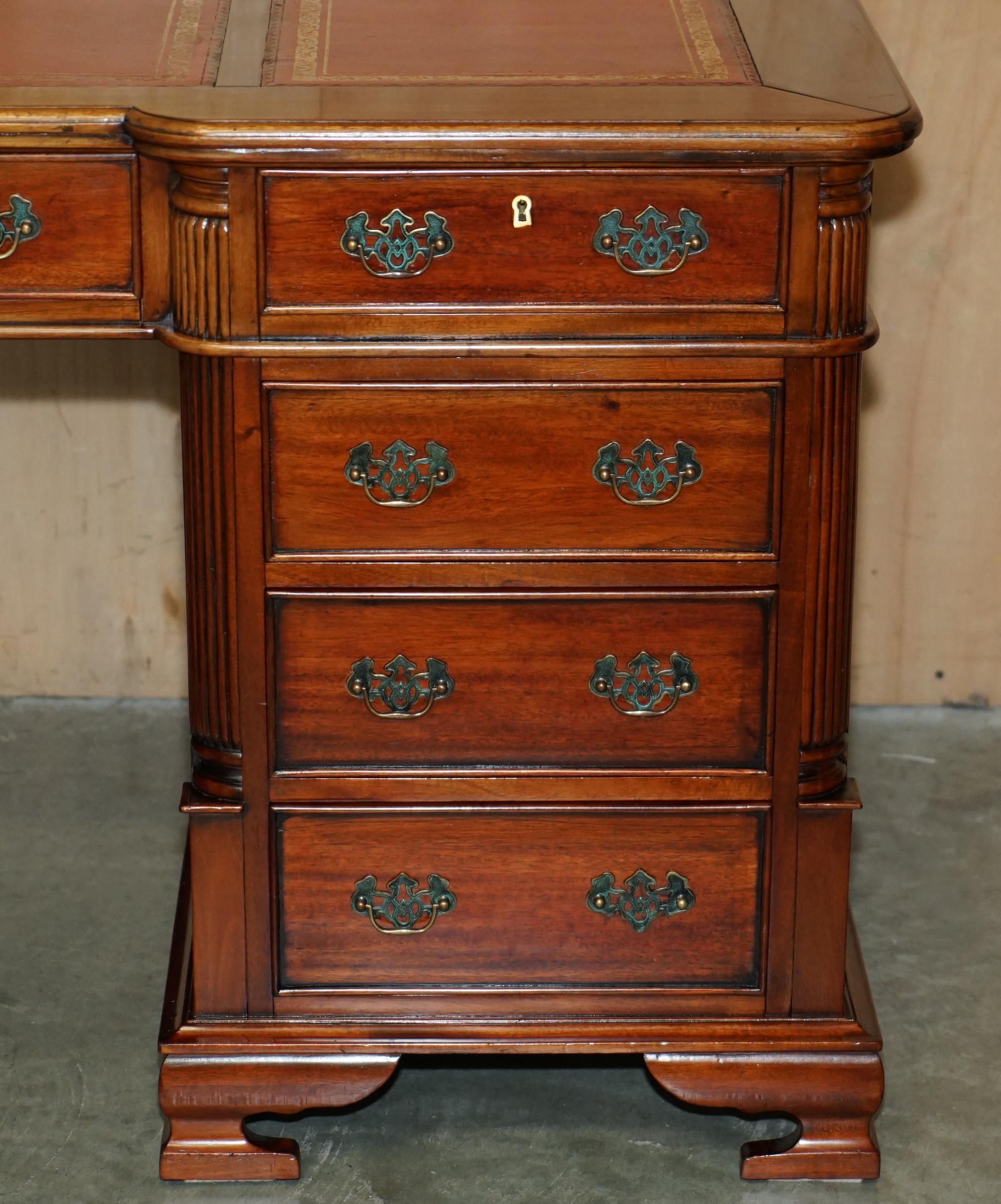 Cuir FINE ViNTAGE HARDWOOD & OXBLOOD LEATHER DOUBLE SIDED TWIN PEDESTAL PARTNER DESK en vente