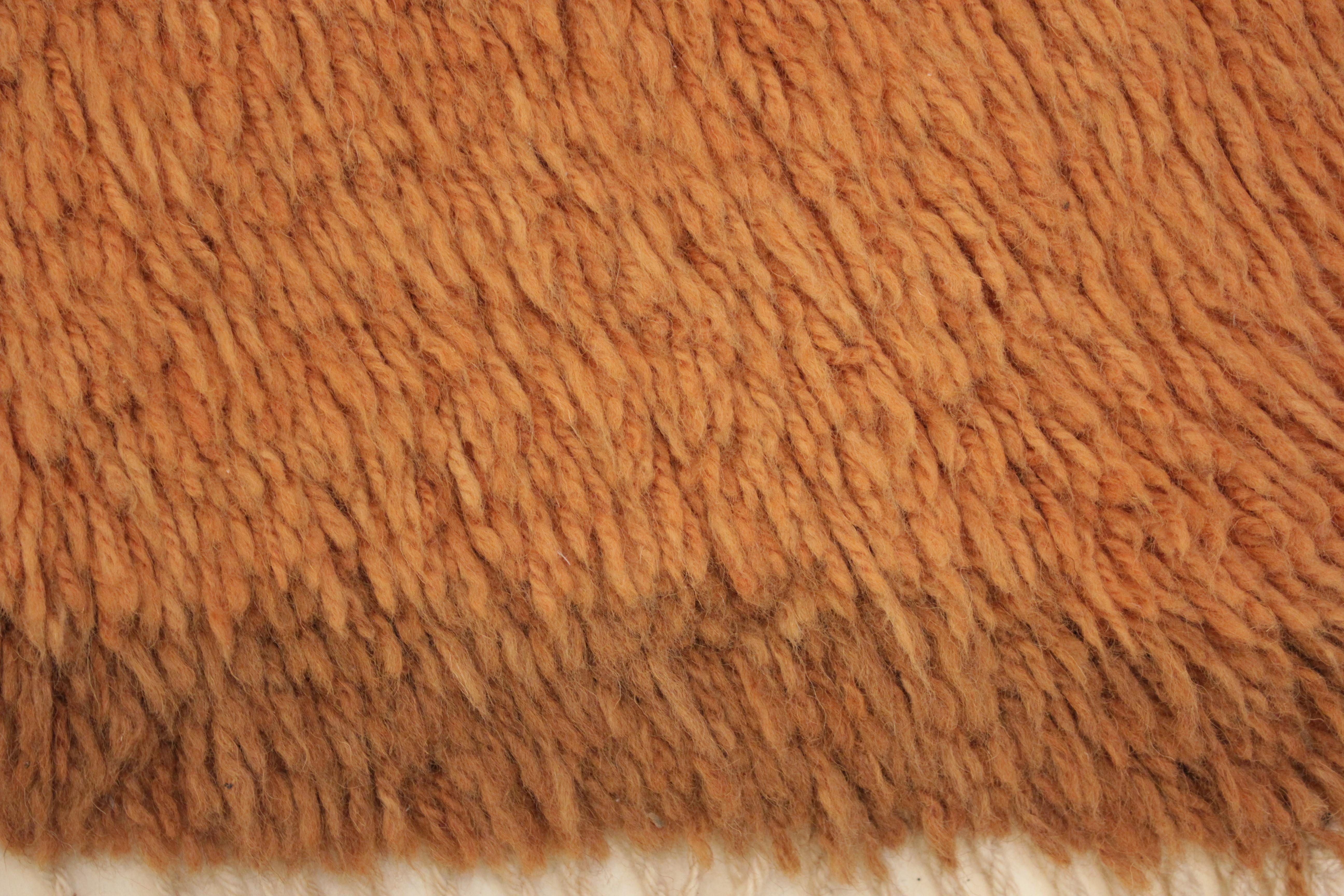 Marocain Tapis berbère marocain minimaliste Beni Ouarain teinté à la main en vente