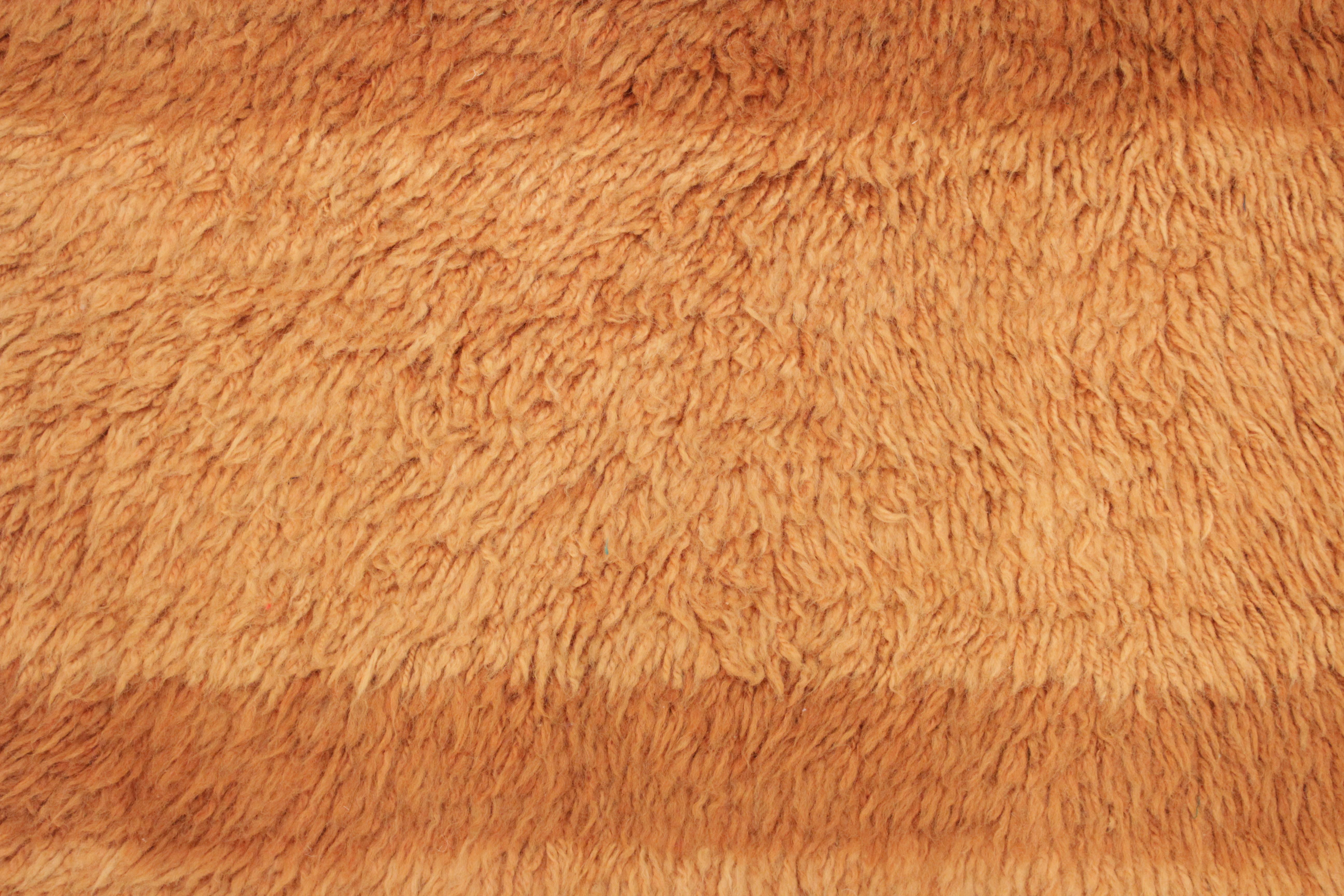 Noué à la main Tapis berbère marocain minimaliste Beni Ouarain teinté à la main en vente