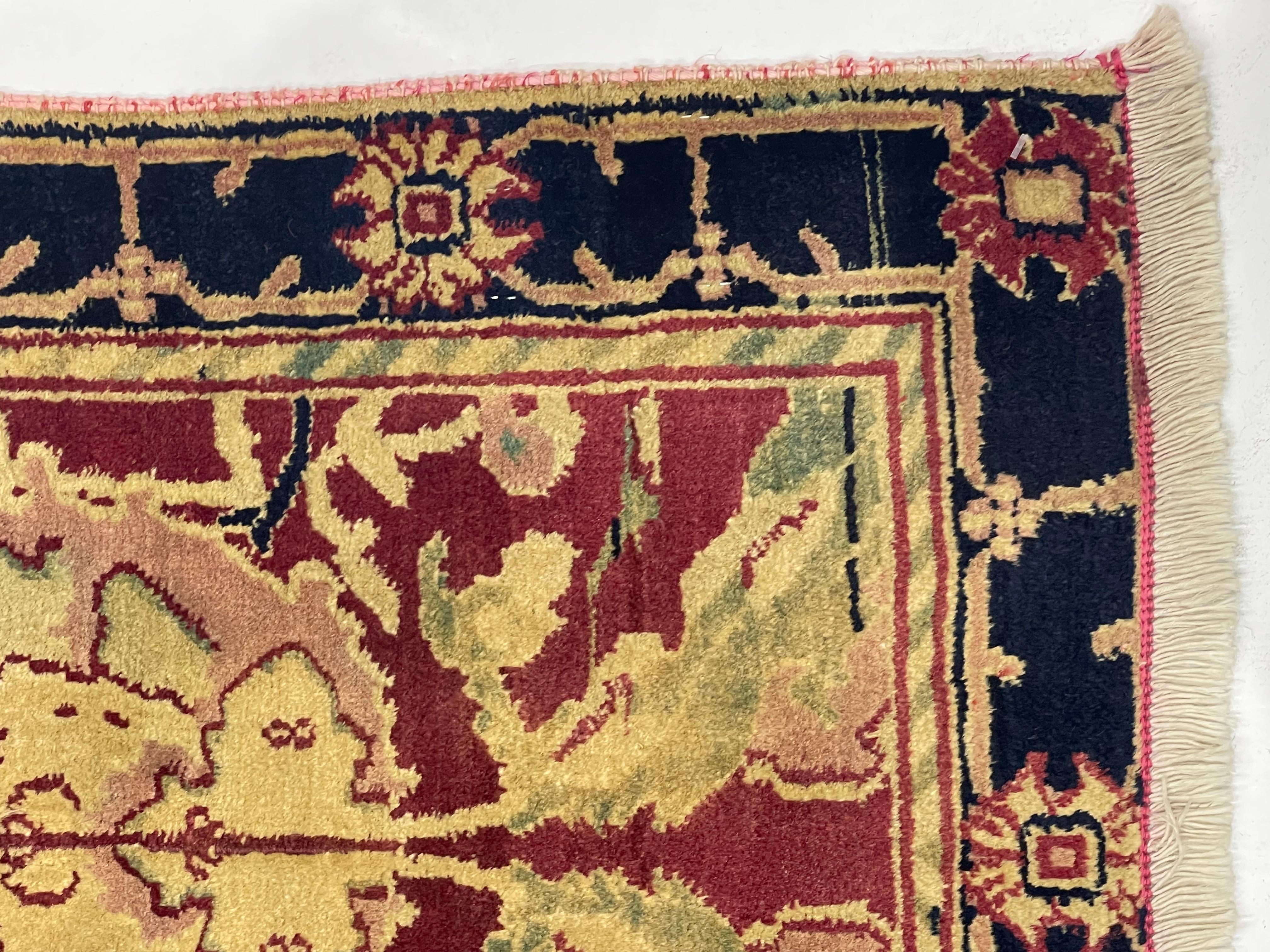 Indien Fin Vintage Indian Agra Short Wool Runner 1'9 x 5'5 en vente