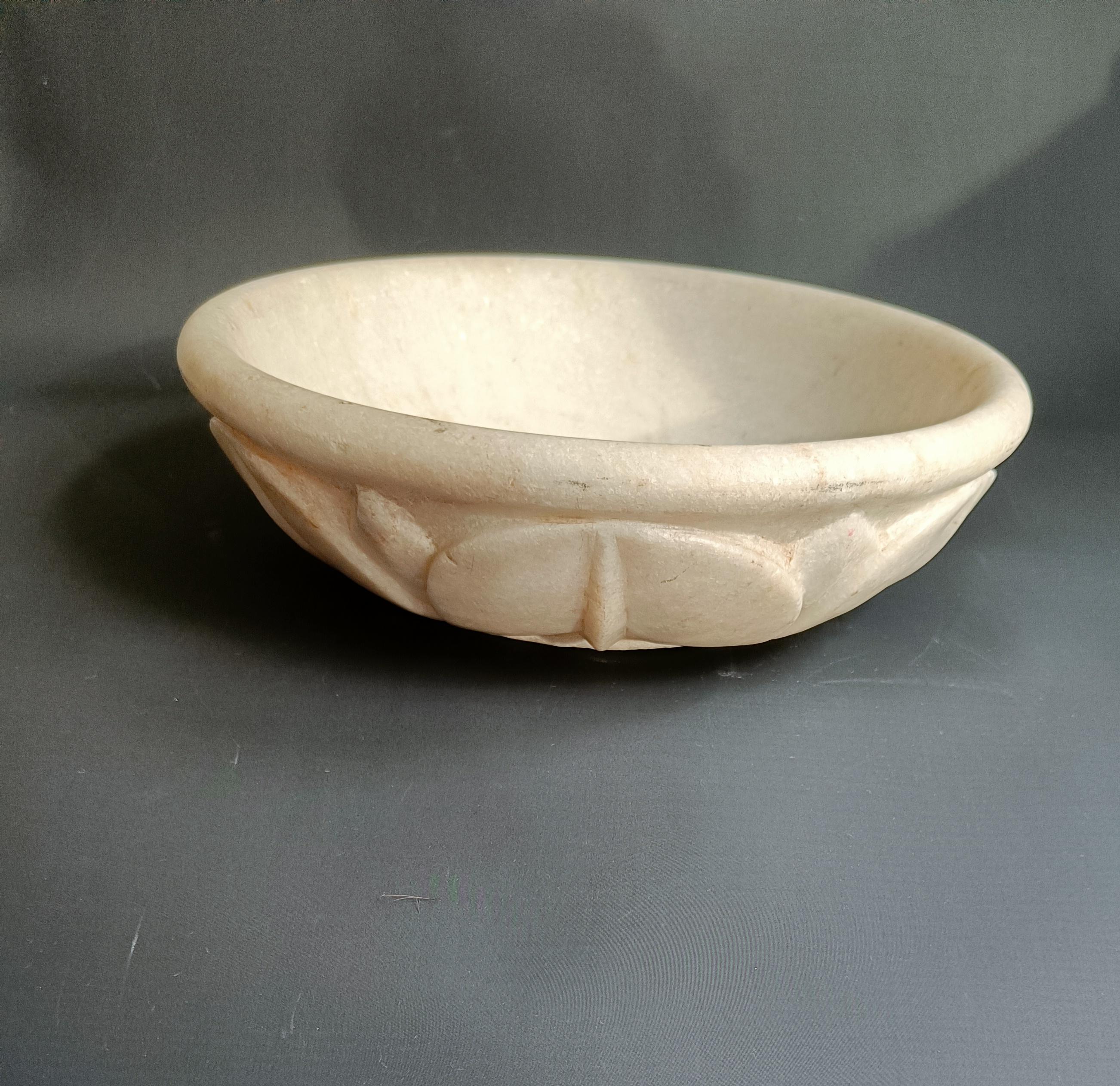  Indische geschnitzte Lotusschale aus weißem Marmor im Vintage-Stil, Asiatische Kunst, Inneneinrichtungsdesign

Fine Antique Vintage Indian geschnitzt weißem Marmor Lotus Schale  
Exquisite asiatische Kunst für zeitlose Eleganz im