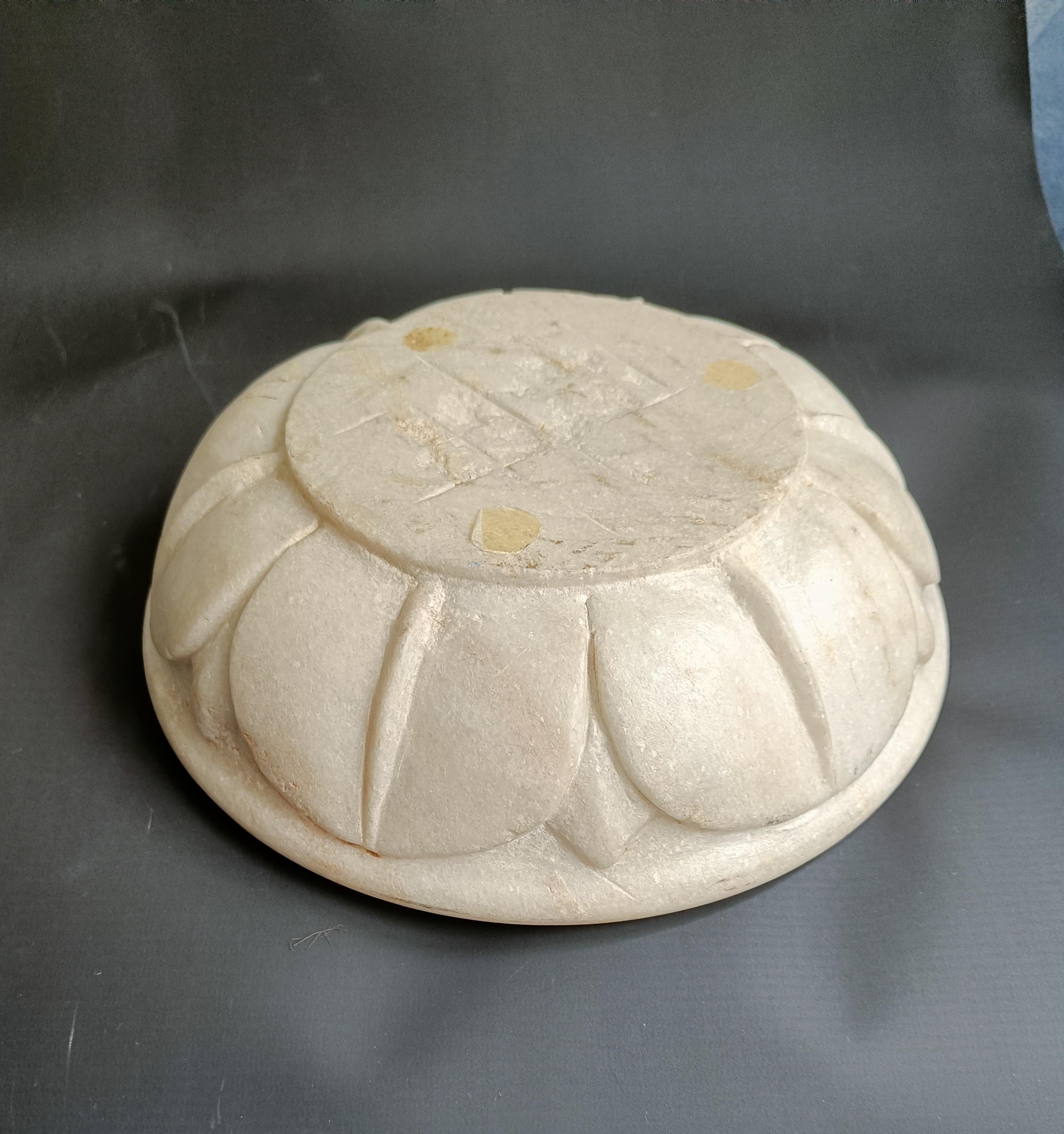 Vintage Indische Lotus-Schale aus weißem Marmor  Asiatische Kunst Heimtextilien - Antiquitäten im Zustand „Gut“ im Angebot in London, GB