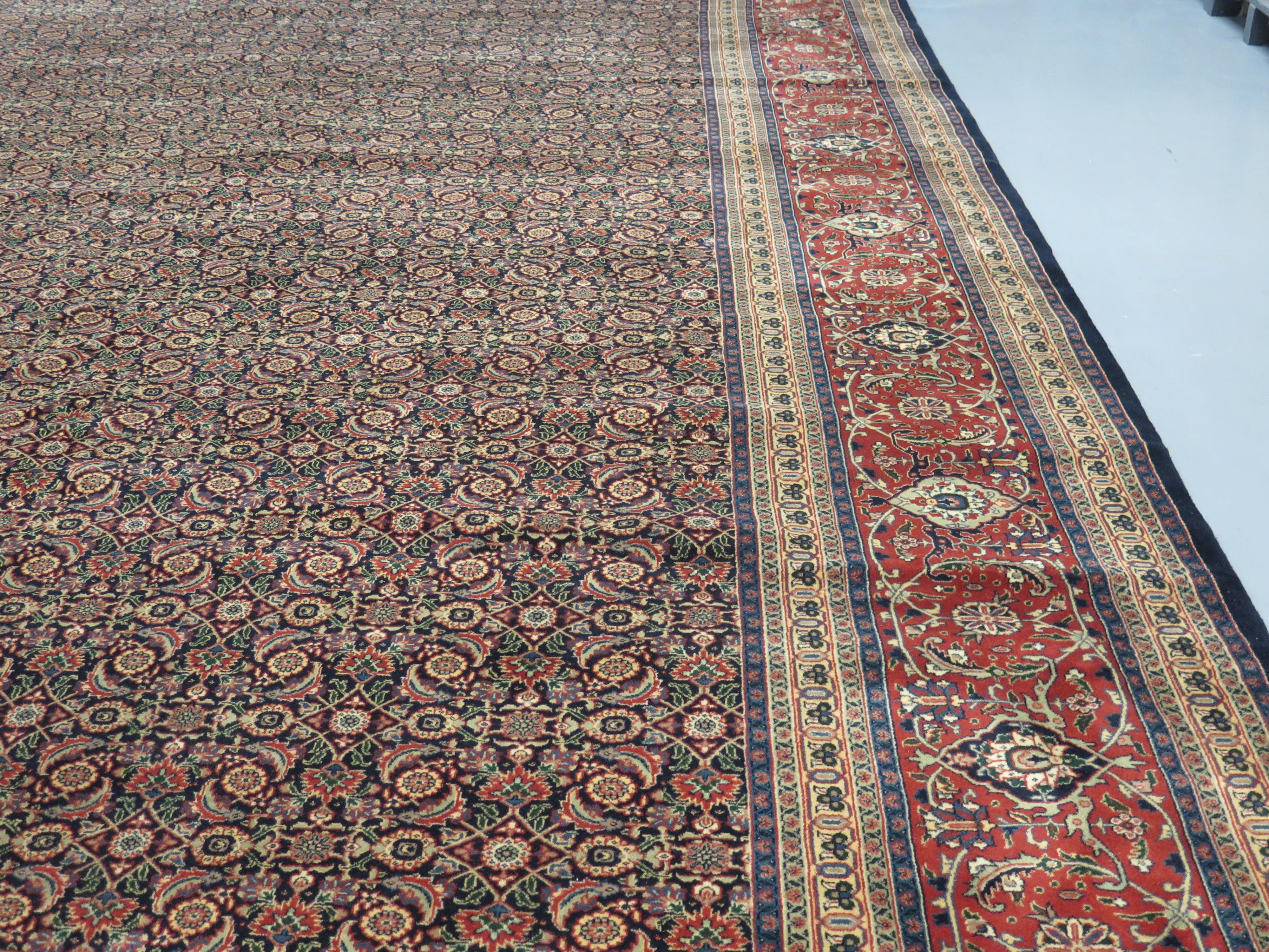 Bereits im 16. Jahrhundert siedelten sich persische Knüpfer in Indien an, die zunächst in vom Hof gesponserten Werkstätten hochwertige Teppiche für den Moguladel herstellten. Diese Tradition wurde über Jahrhunderte hinweg fortgesetzt, wobei indische