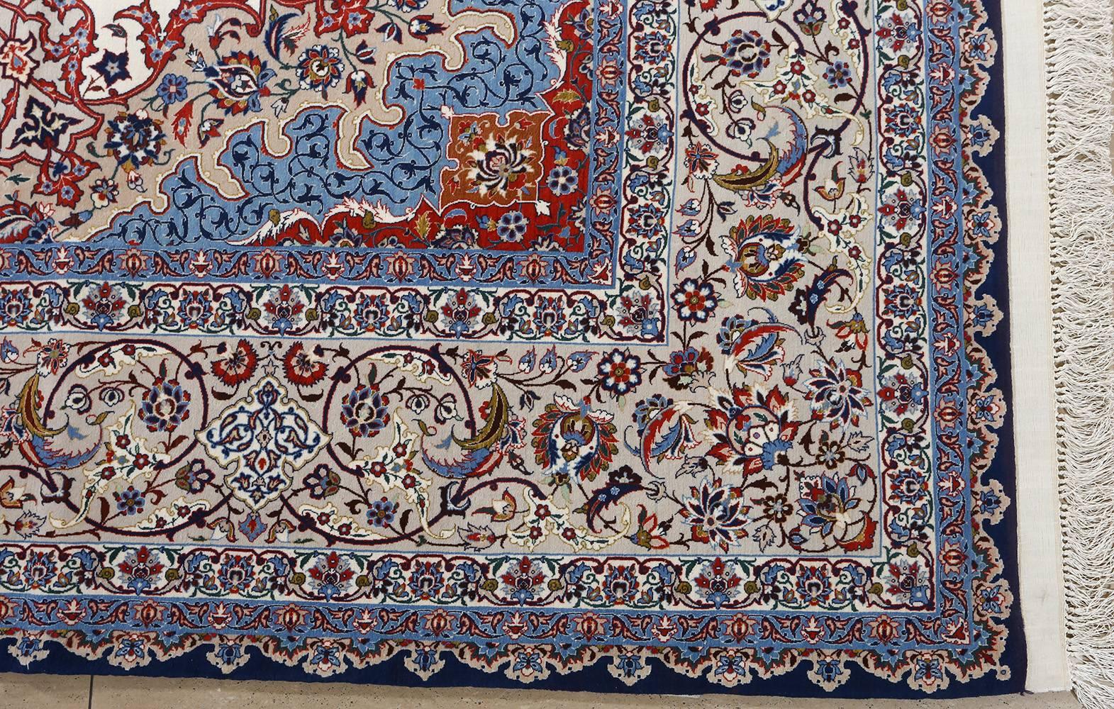 Fine Vintage Isfahan Persian Rug. Size: 10 ft 2 in x 14 ft 7 in (3.1 m x 4.44 m) In Excellent Condition In New York, NY