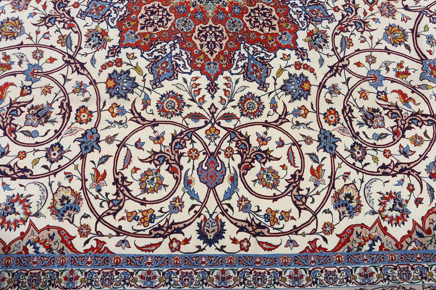 20th Century Fine Vintage Isfahan Persian Rug. Size: 10 ft 2 in x 14 ft 7 in (3.1 m x 4.44 m)