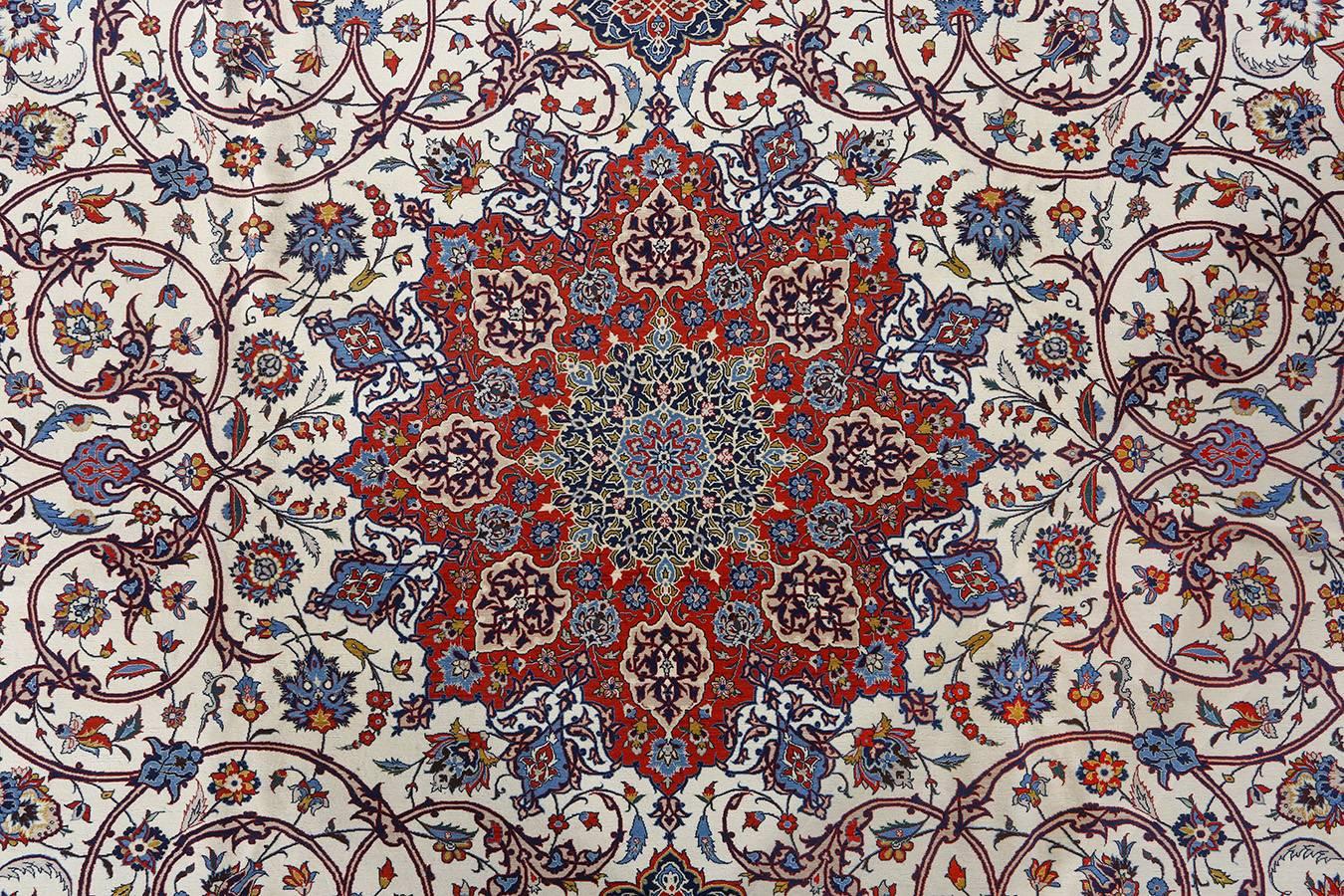 Wool Fine Vintage Isfahan Persian Rug. Size: 10 ft 2 in x 14 ft 7 in (3.1 m x 4.44 m)