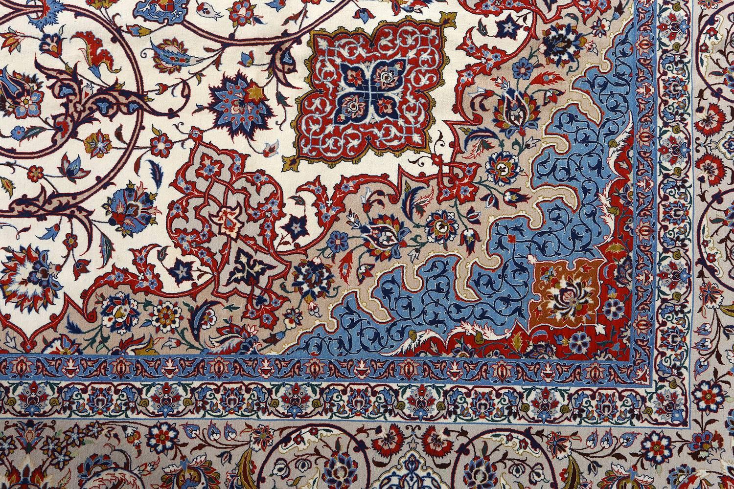 Fine Vintage Isfahan Persian Rug. Size: 10 ft 2 in x 14 ft 7 in (3.1 m x 4.44 m) 1