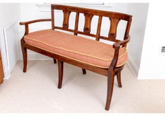 Elegante divano italiano d'epoca in legno di noce e canna con cuscino