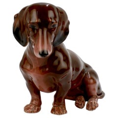 Figurine de chien teckel assis en porcelaine Karl Ens:: très belle époque