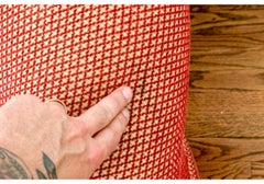 Très beau fauteuil vintage de forme réniforme avec un traitement de tissu sur mesure