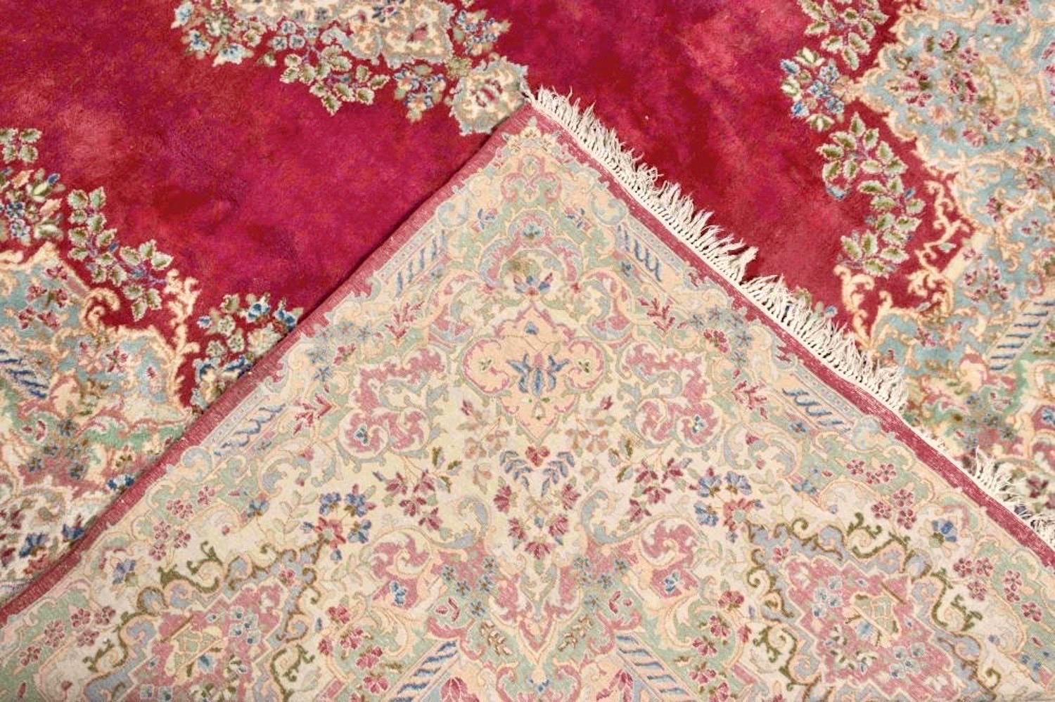 Perse Tapis vintage Kirman en laine persane des années 1960, médaillon rouge, noué à la main en vente