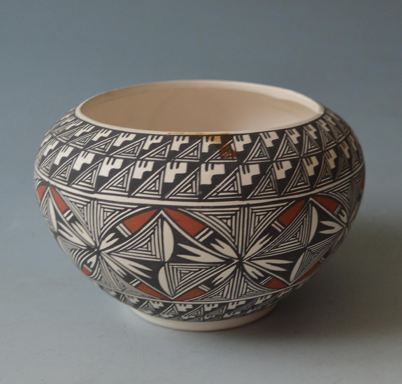 Fine Vintage Laguna Pot Native American Pueblo 
Finely painted in linear geometric designs
Period 1970s  signed on base R Reano
Condition Good  


 