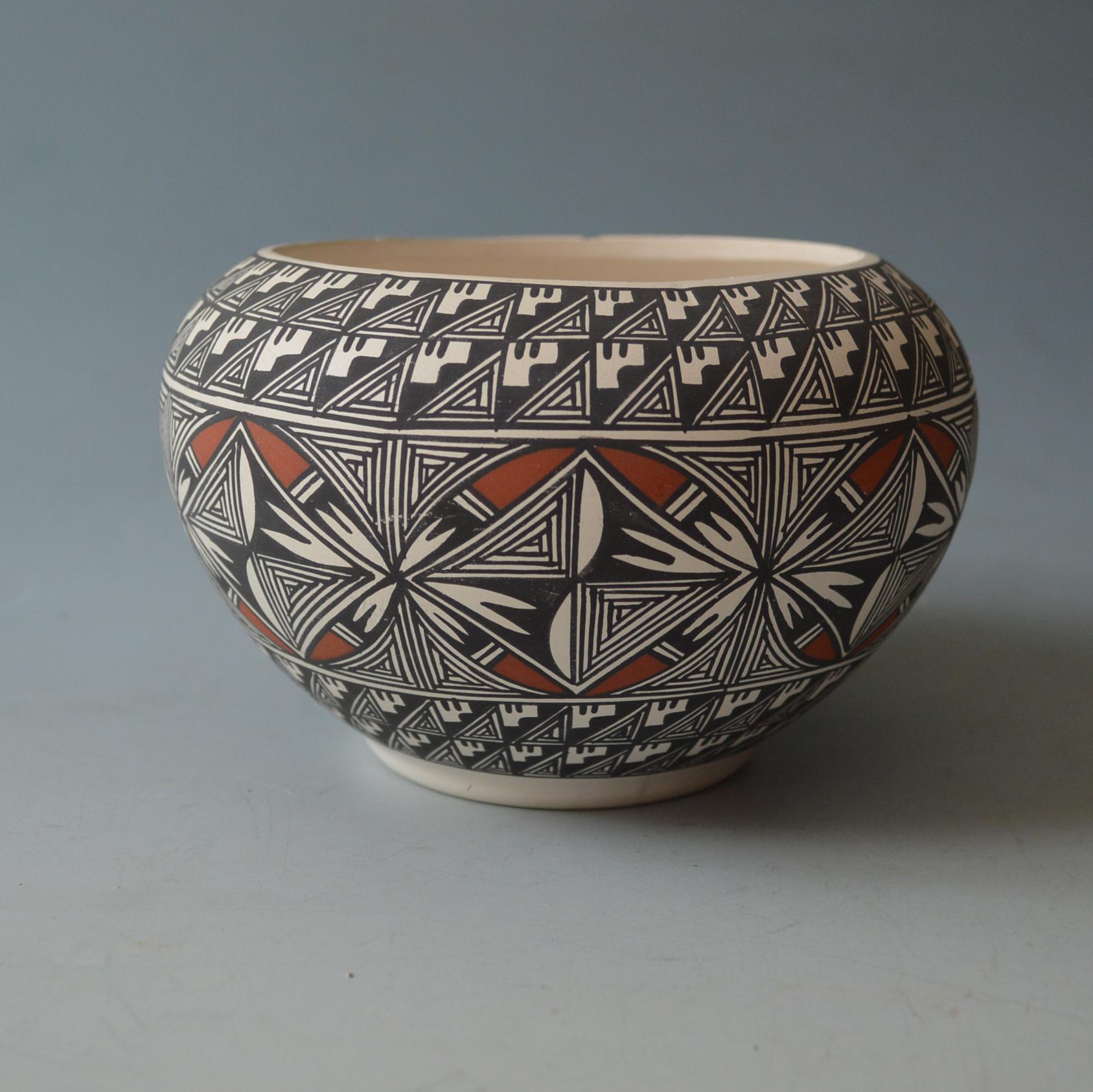 Fine Vintage Laguna Pot Native American Pueblo  In Good Condition For Sale In London, GB