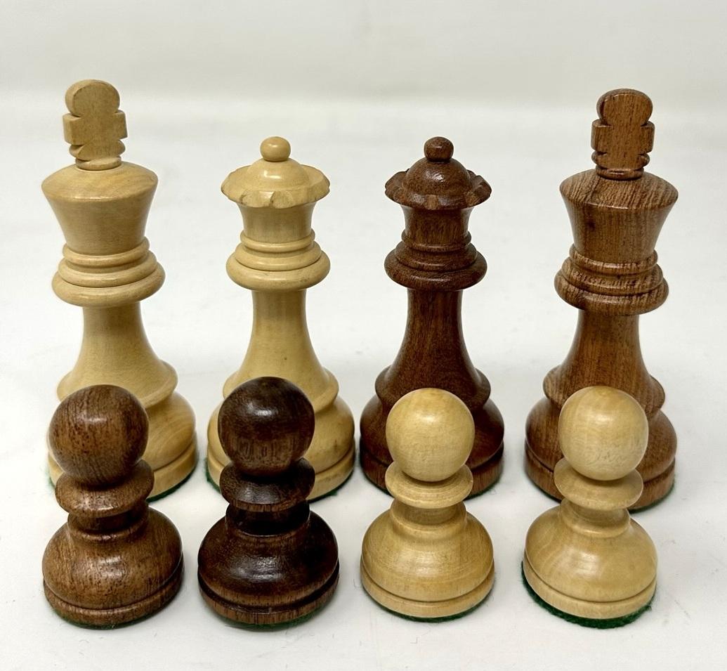 Grand jeu d'échecs pliant français en acajou poli Santos et bois satiné en vente 2