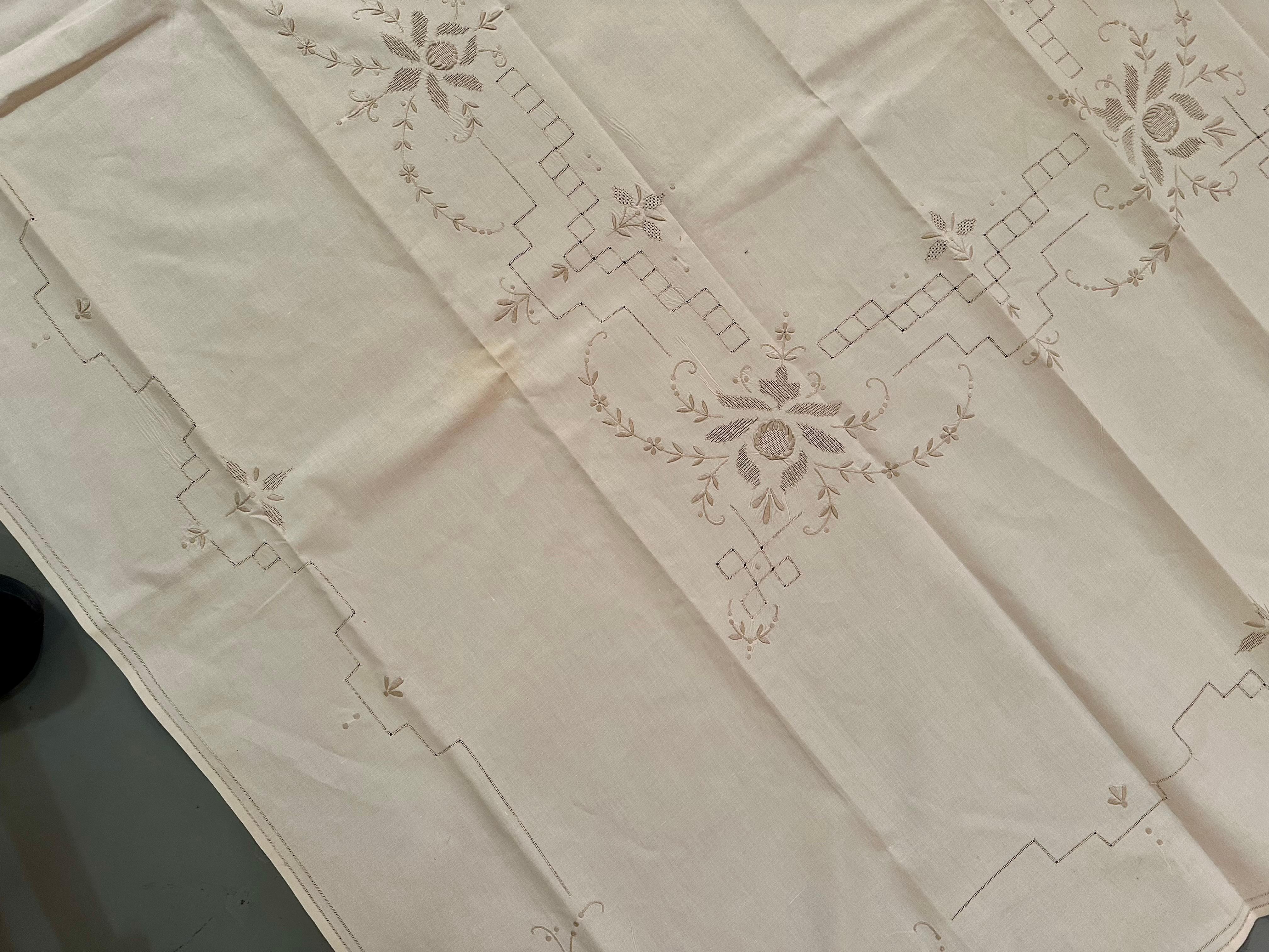 Tischtuch aus feinem Vintage-Leinen mit Stickerei und Schnittarbeit im Zustand „Hervorragend“ im Angebot in Houston, TX