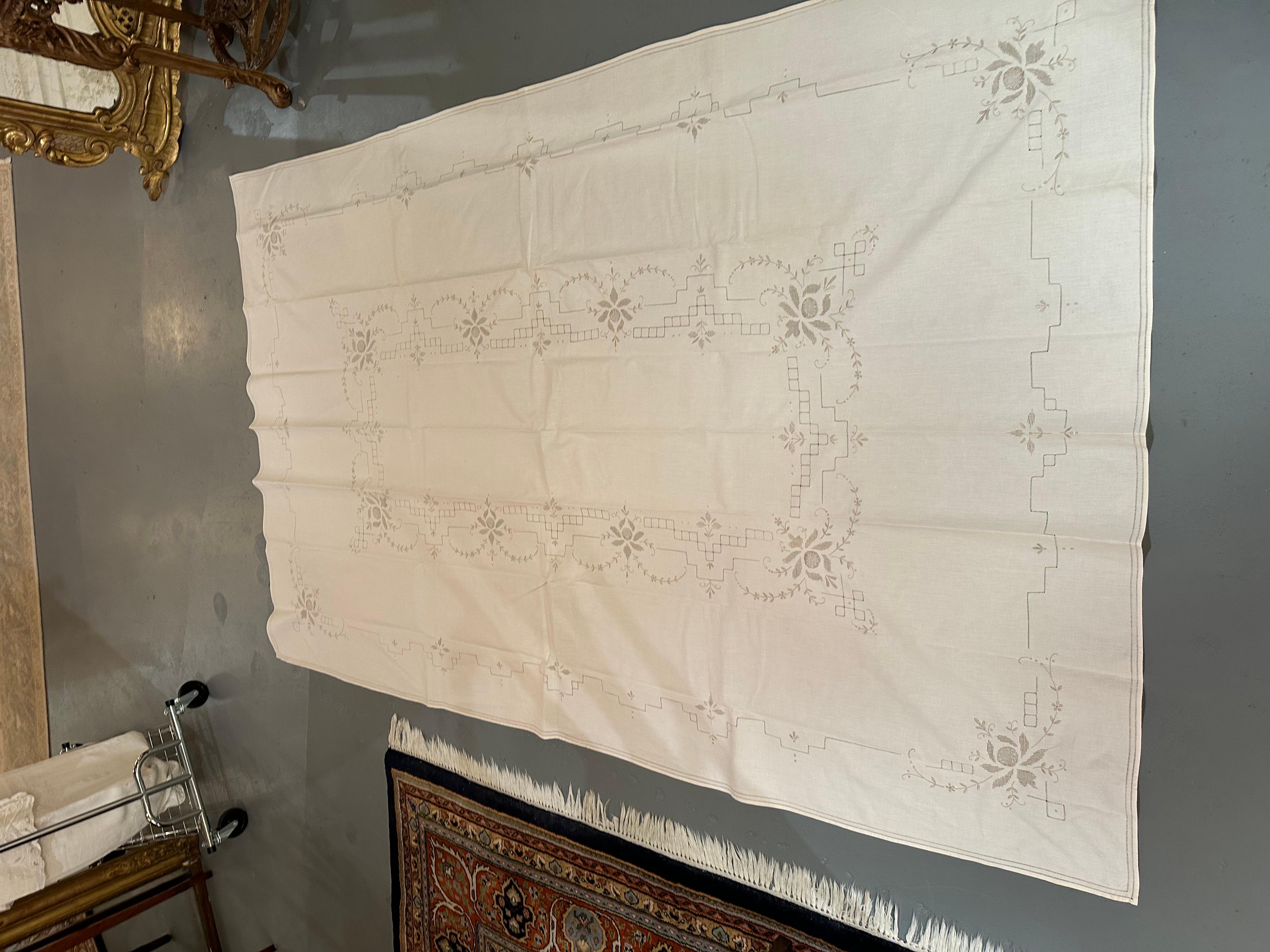 Tischtuch aus feinem Vintage-Leinen mit Stickerei und Schnittarbeit im Angebot 1