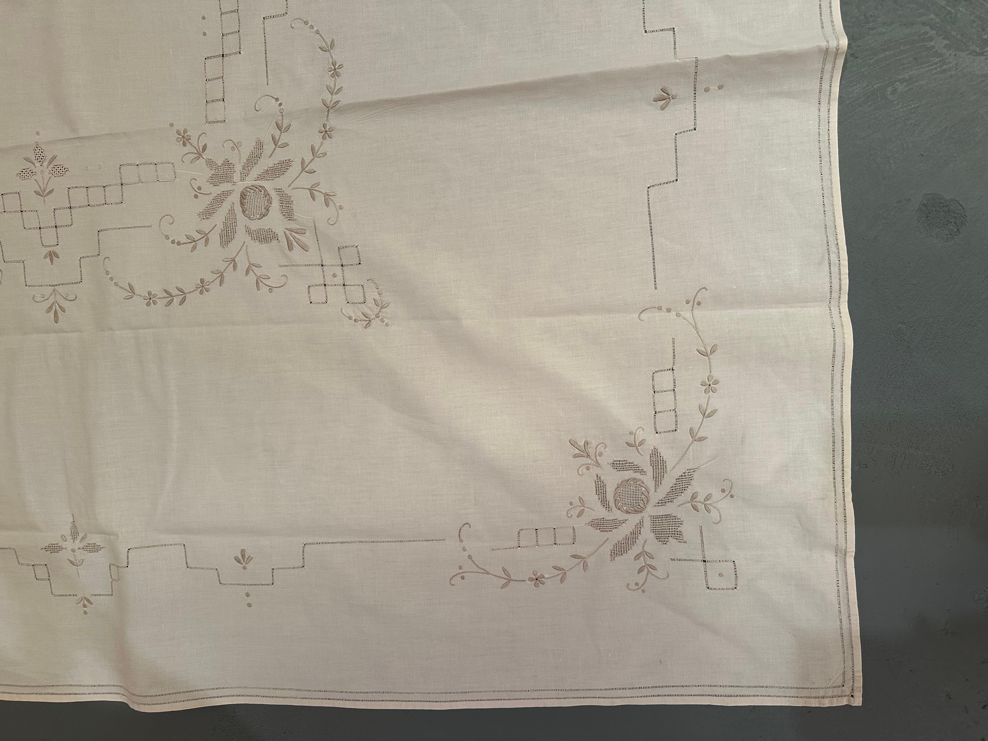 Tischtuch aus feinem Vintage-Leinen mit Stickerei und Schnittarbeit im Angebot 3
