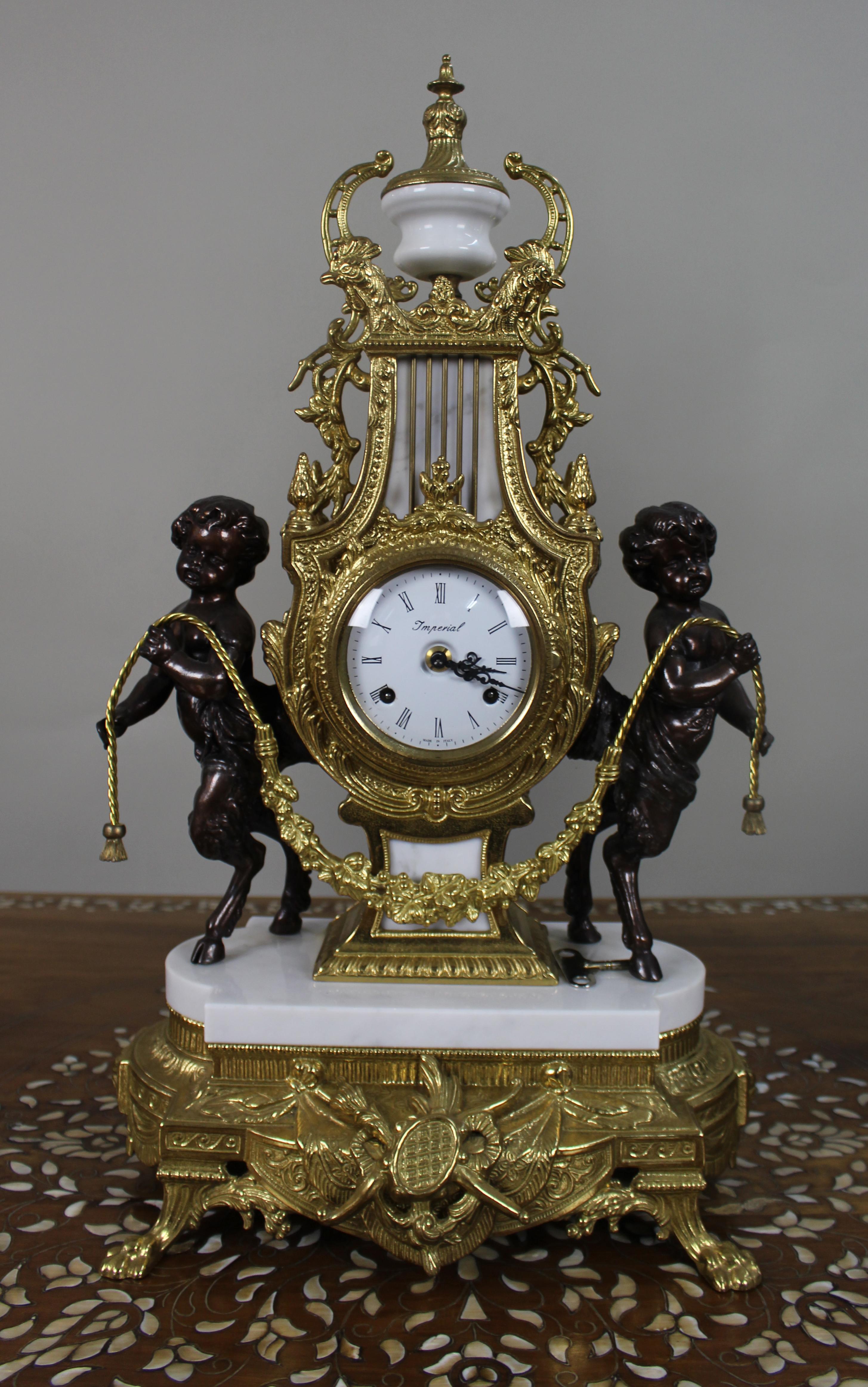Italiano Raffinato set di orologi da tavolo in marmo e bronzo d'epoca in vendita
