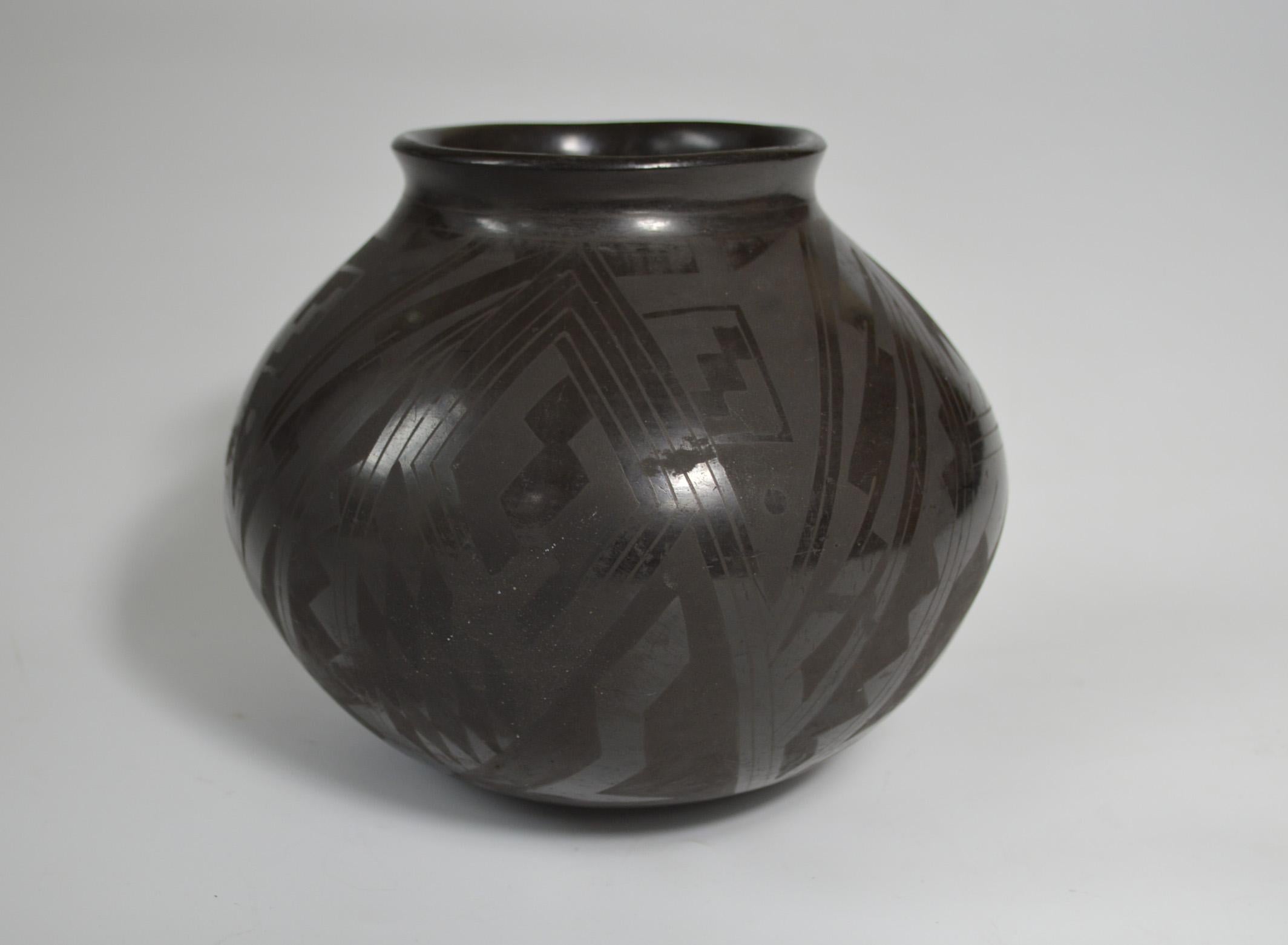 Fine Mata Ortiz Blackware pottery vase by the artist
David Ortiz

A superb black on black pottery vase with eye dazzling design makes a great piece for interior design or collector’s item

Signed David Ortiz

Measures: Height 6 inches 15 cm,