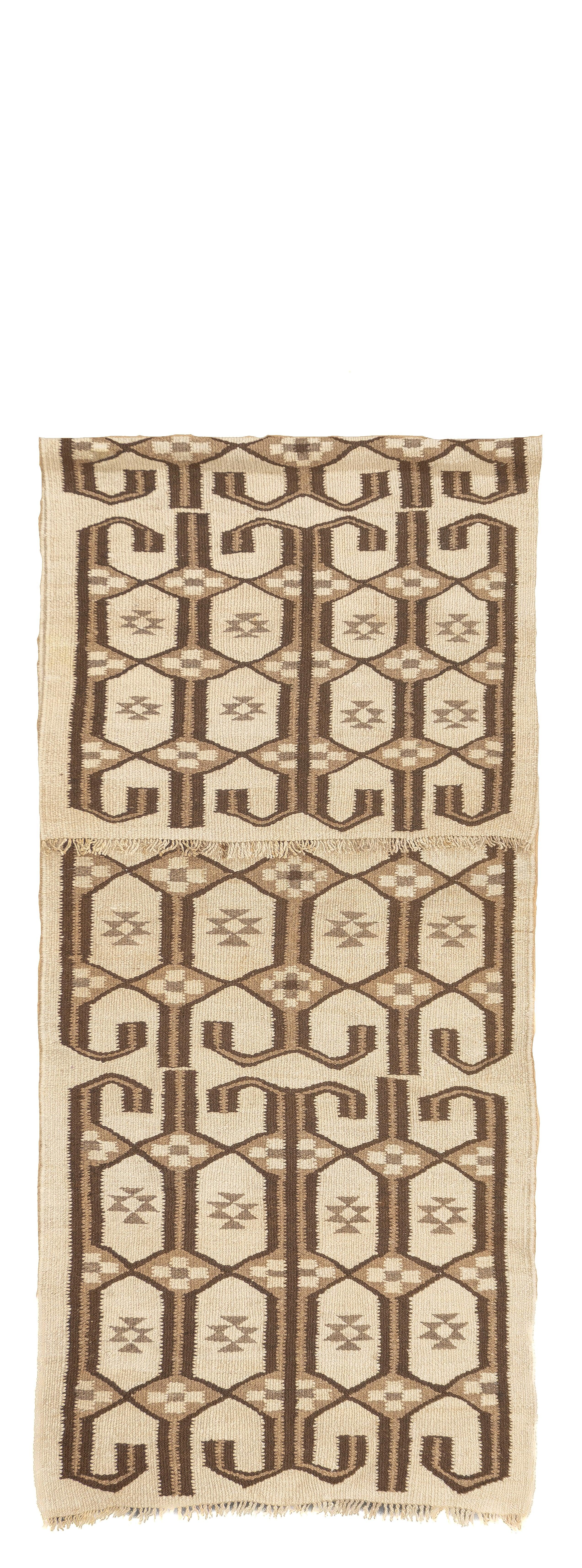 Fine Vintage Marokkanischer Läufer 3'5'' x 10'3''. Sie umfassen sowohl die nomadischen Berberteppiche des Atlasgebirges mit sehr dicken Floren, groben Knüpfungen und begrenzten Farbpaletten als auch die farbenfroheren, groben bis mittelschweren